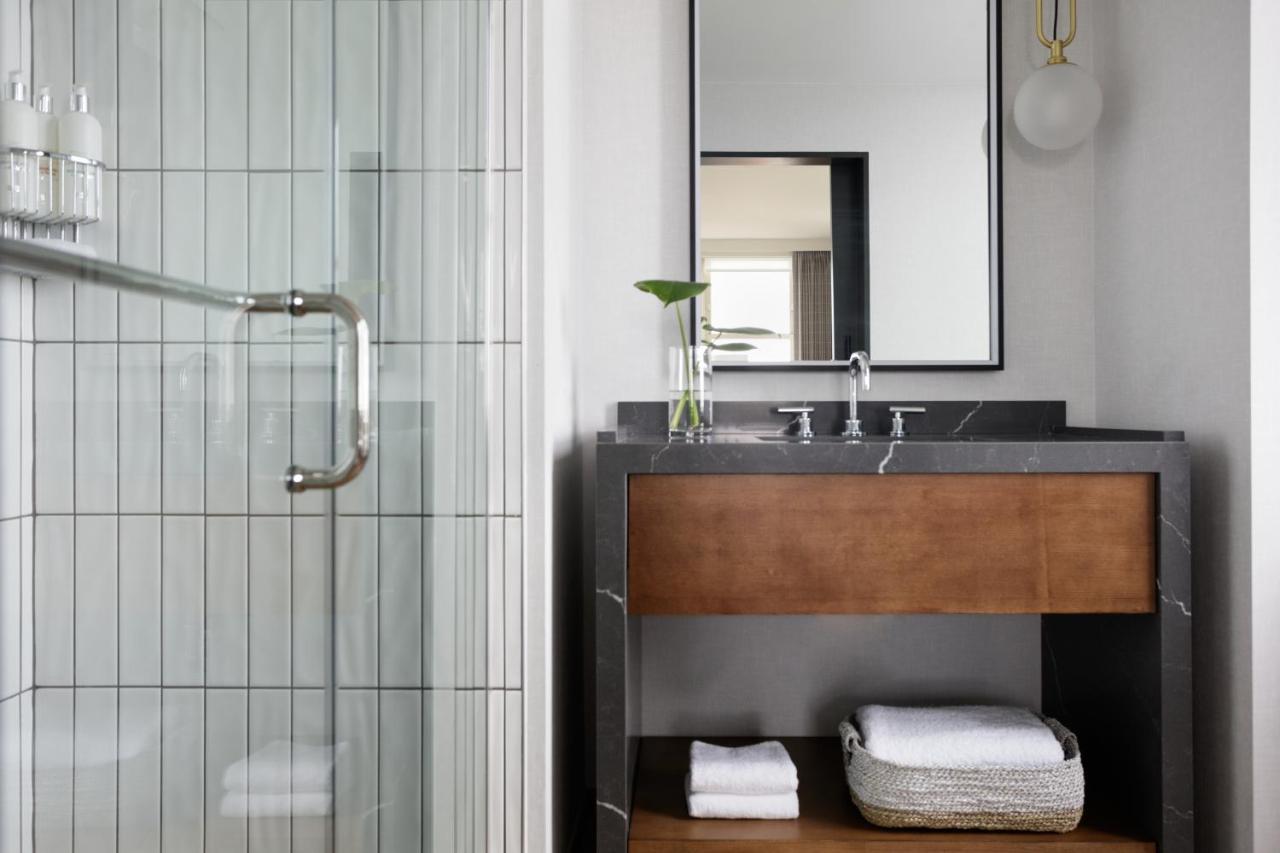 Premium Corner King Room with City View