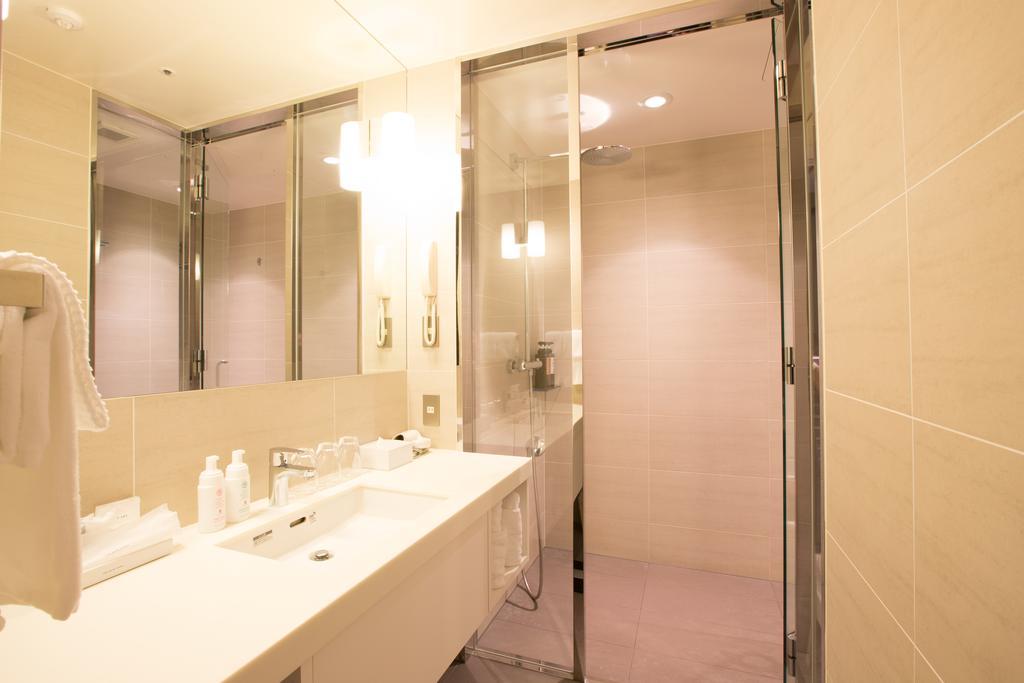 Deluxe King Room on High Floor - Non-Smoking