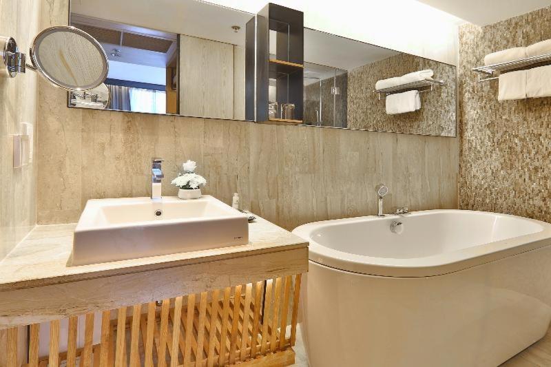 Deluxe One-Bedroom Suite