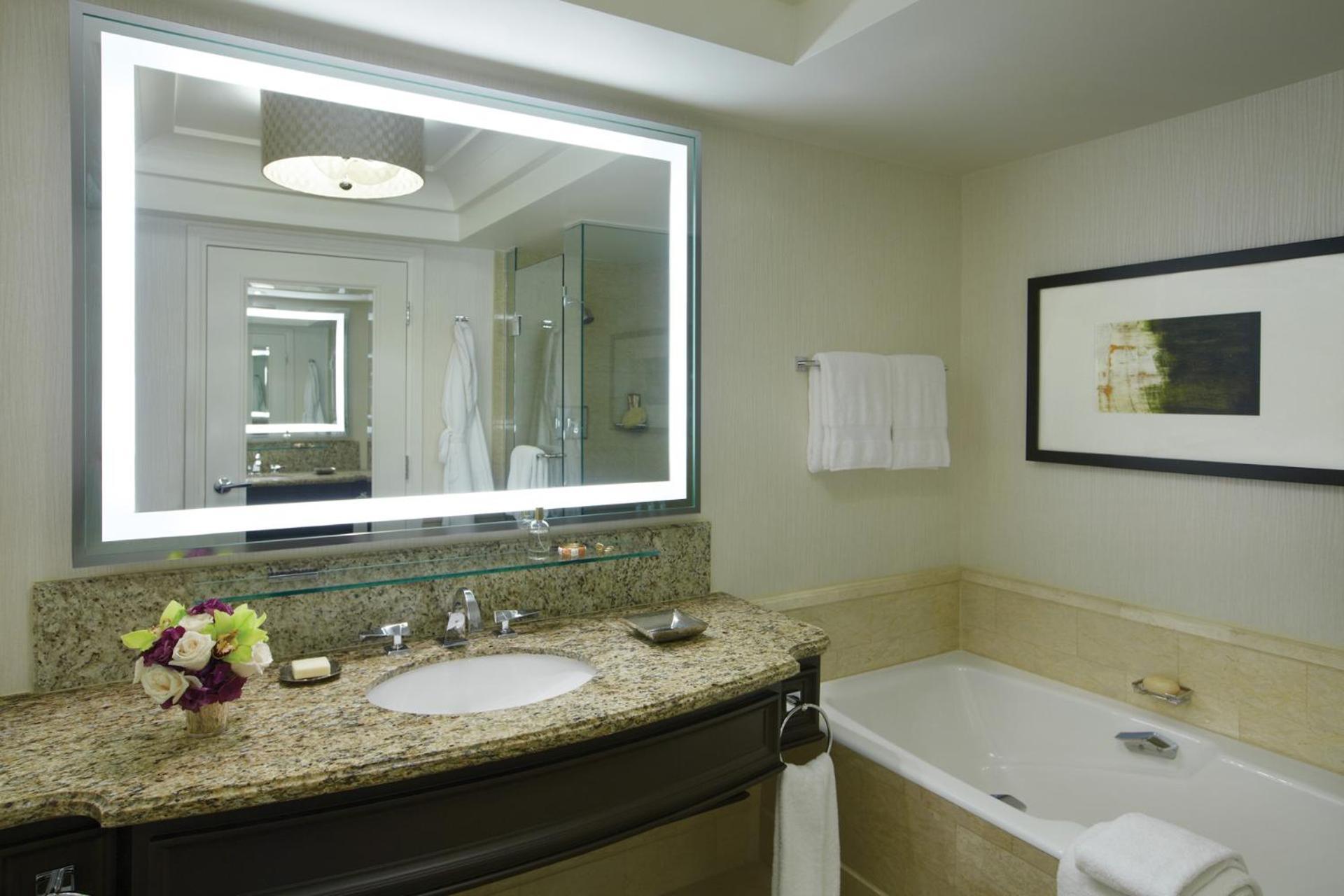 One-Bedroom Suite with Strip View - Disability Access