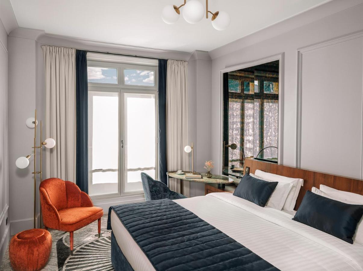 Signature Room with One King Bed