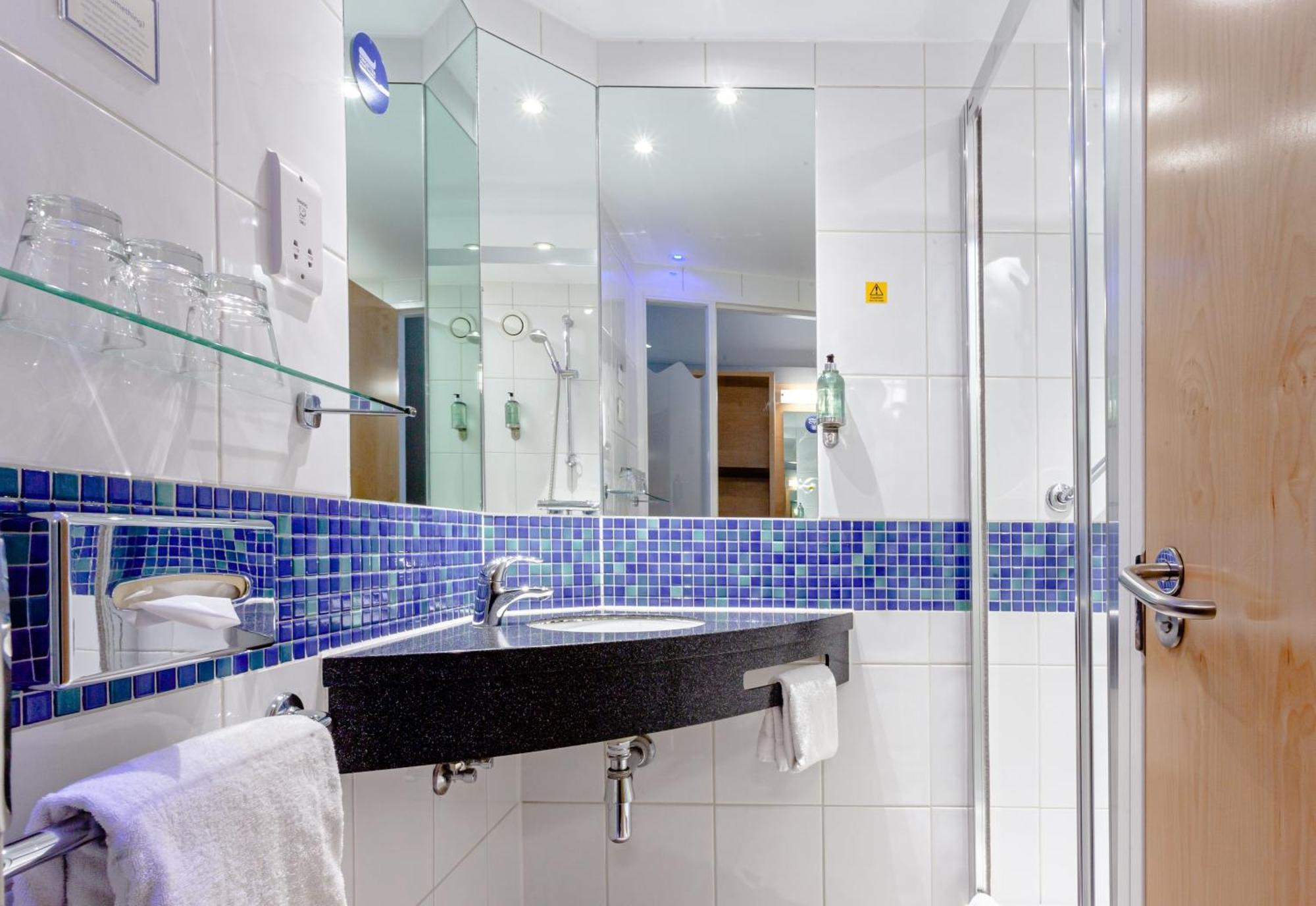 Standaard Tweepersoonskamer met 2 Aparte Bedden en Gratis Warm Ontbijt