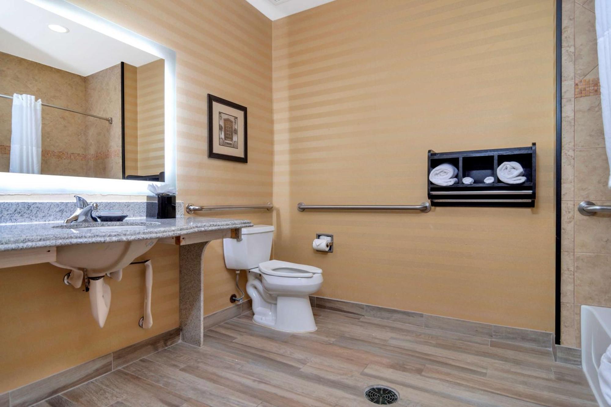 King Room with Accessible Tub - Mobility and Hearing Access/Non-Smoking