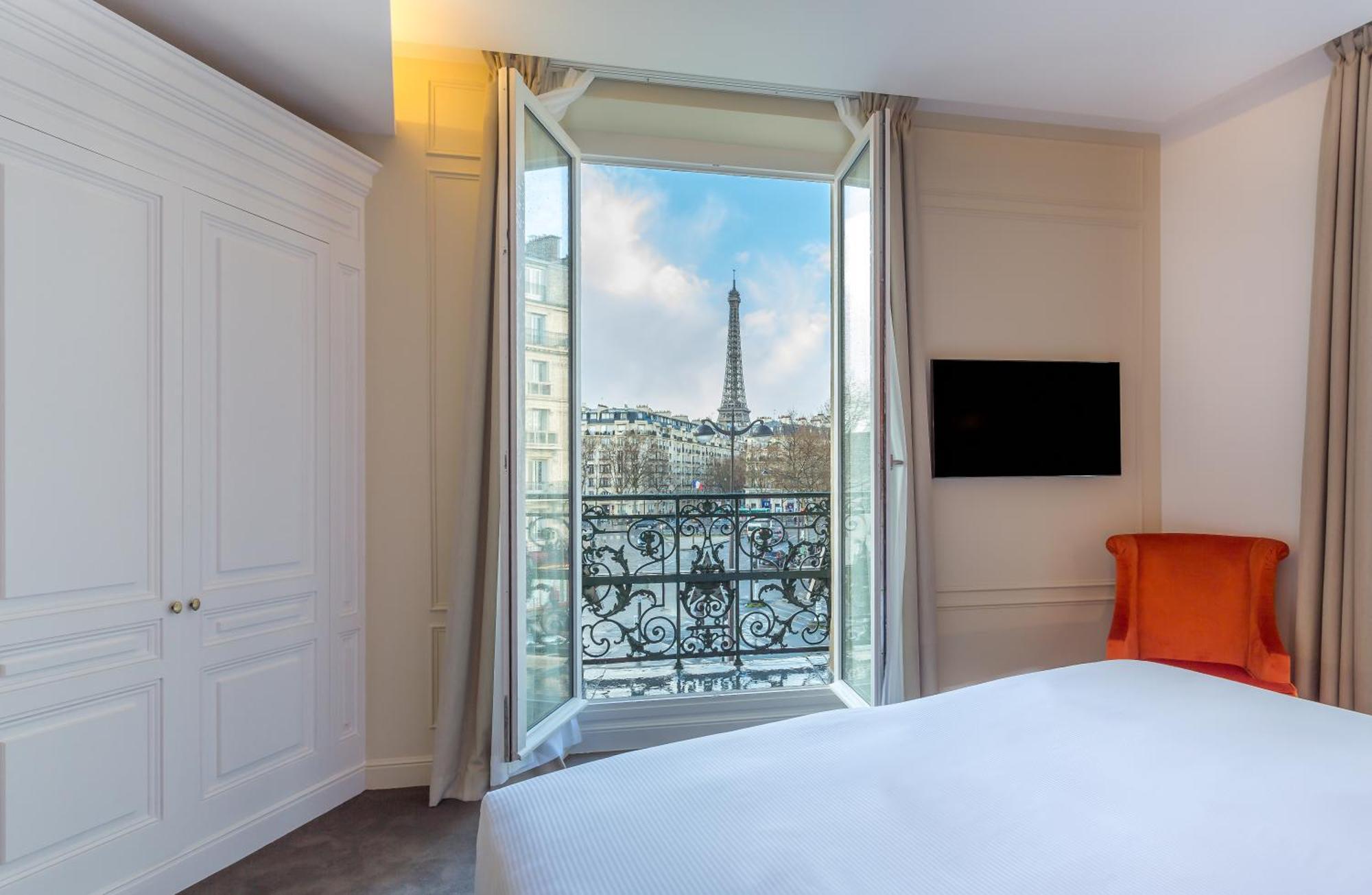 Prestige Double Room Comtesse - Eiffel Tower Front View with Balcony
