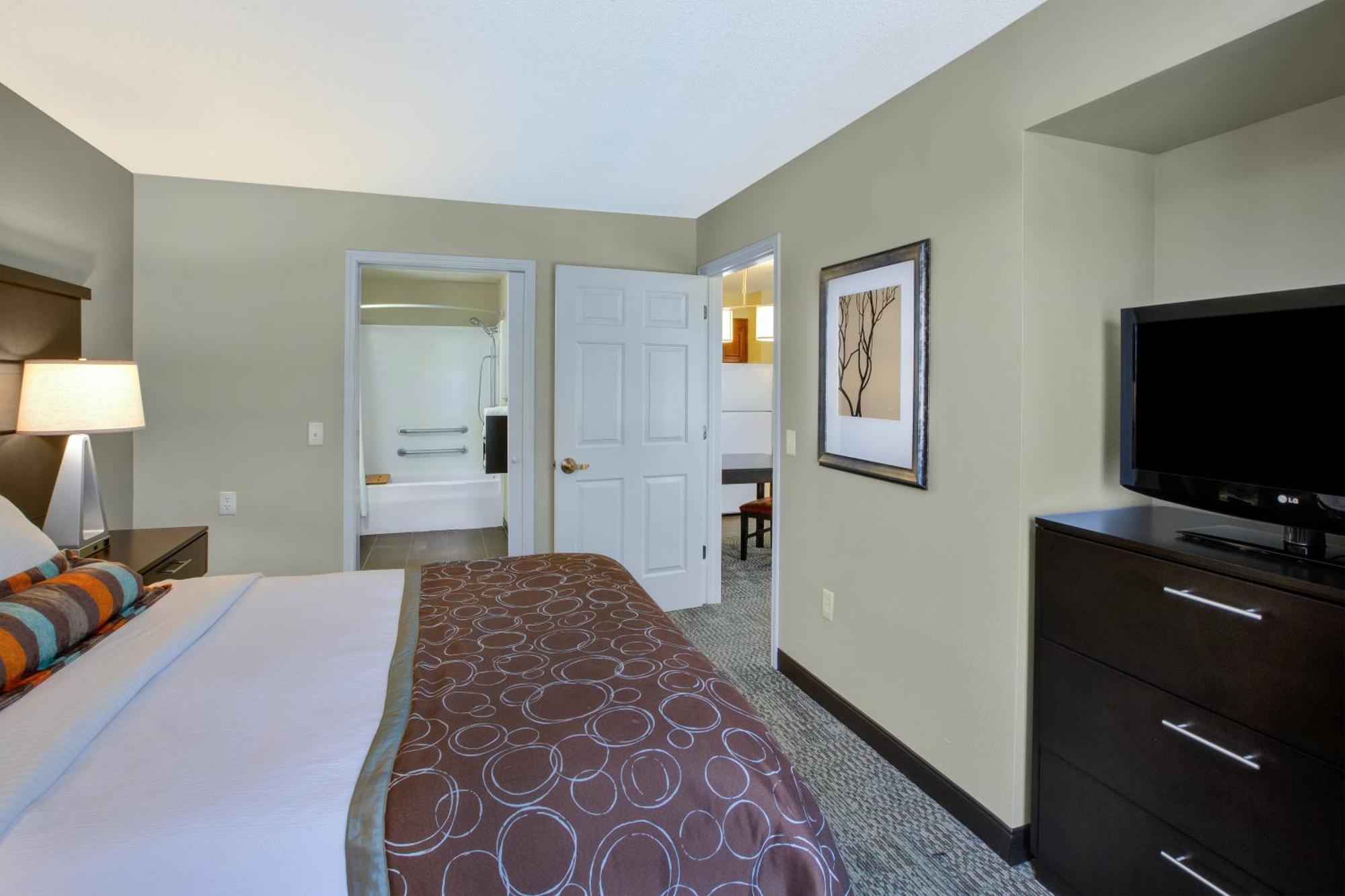 One-Bedroom Queen Suite with Mobility Accessible Tub