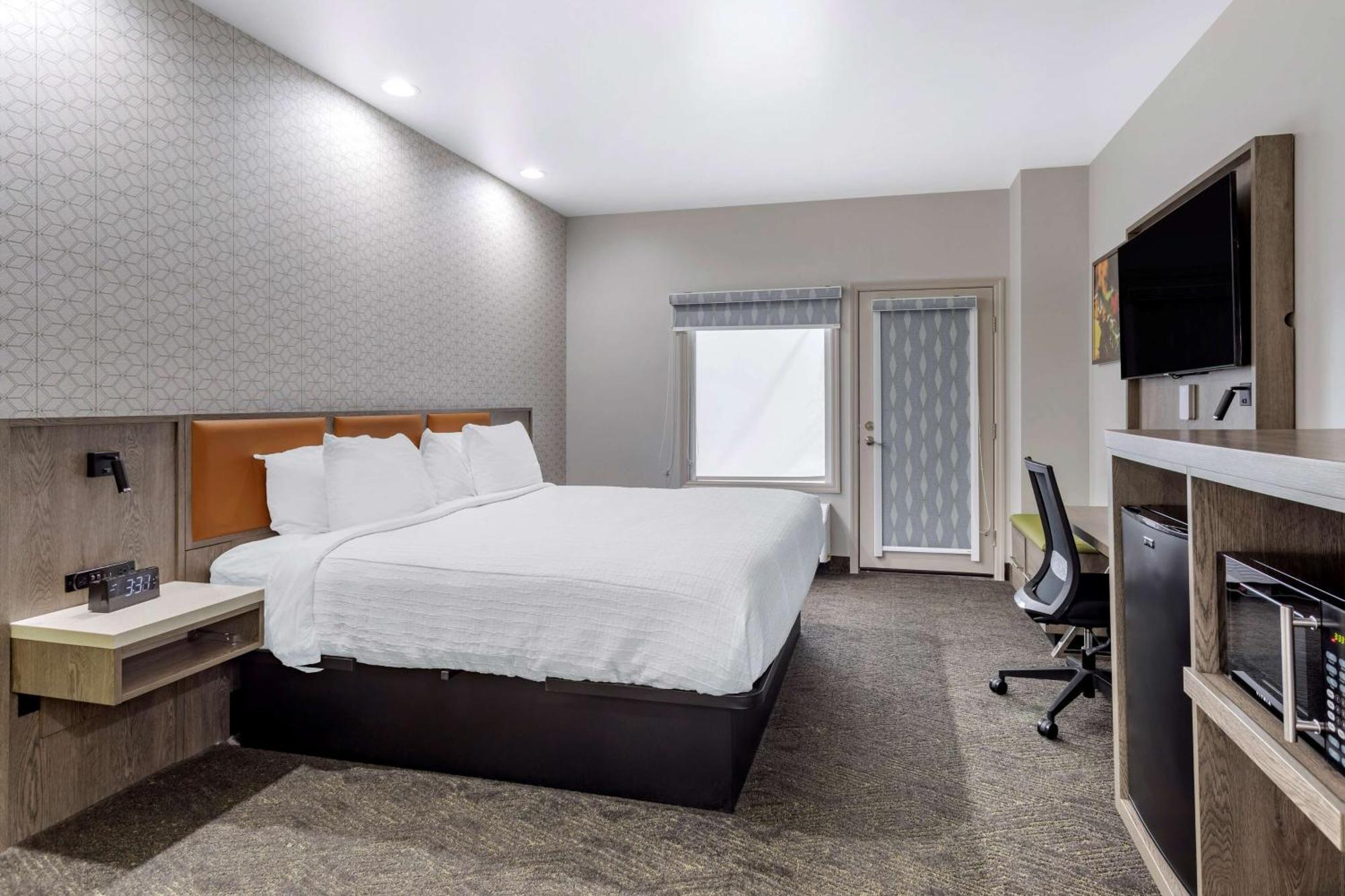 King Room with Bath Tub and Balcony - Disability Access/Non-Smoking