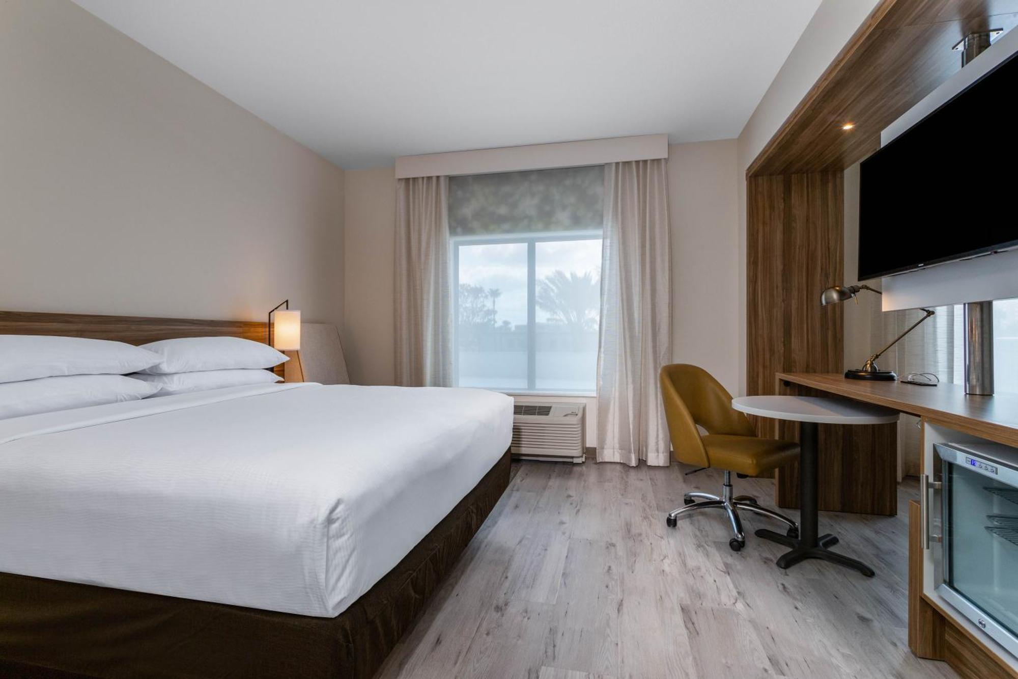 Deluxe King Suite (No Resort Fee)