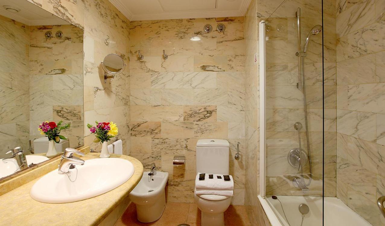 Double or Twin Room (1 Adult)
