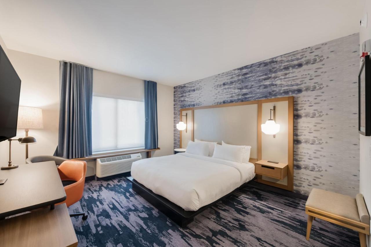 King Room with Roll-In Shower - Mobility Access/Hearing Accessible