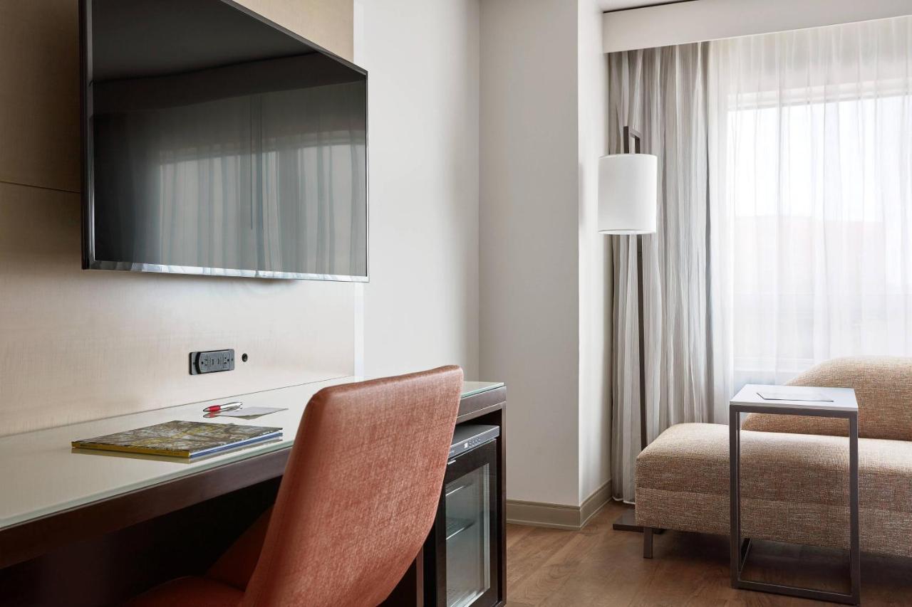 King Corner Room