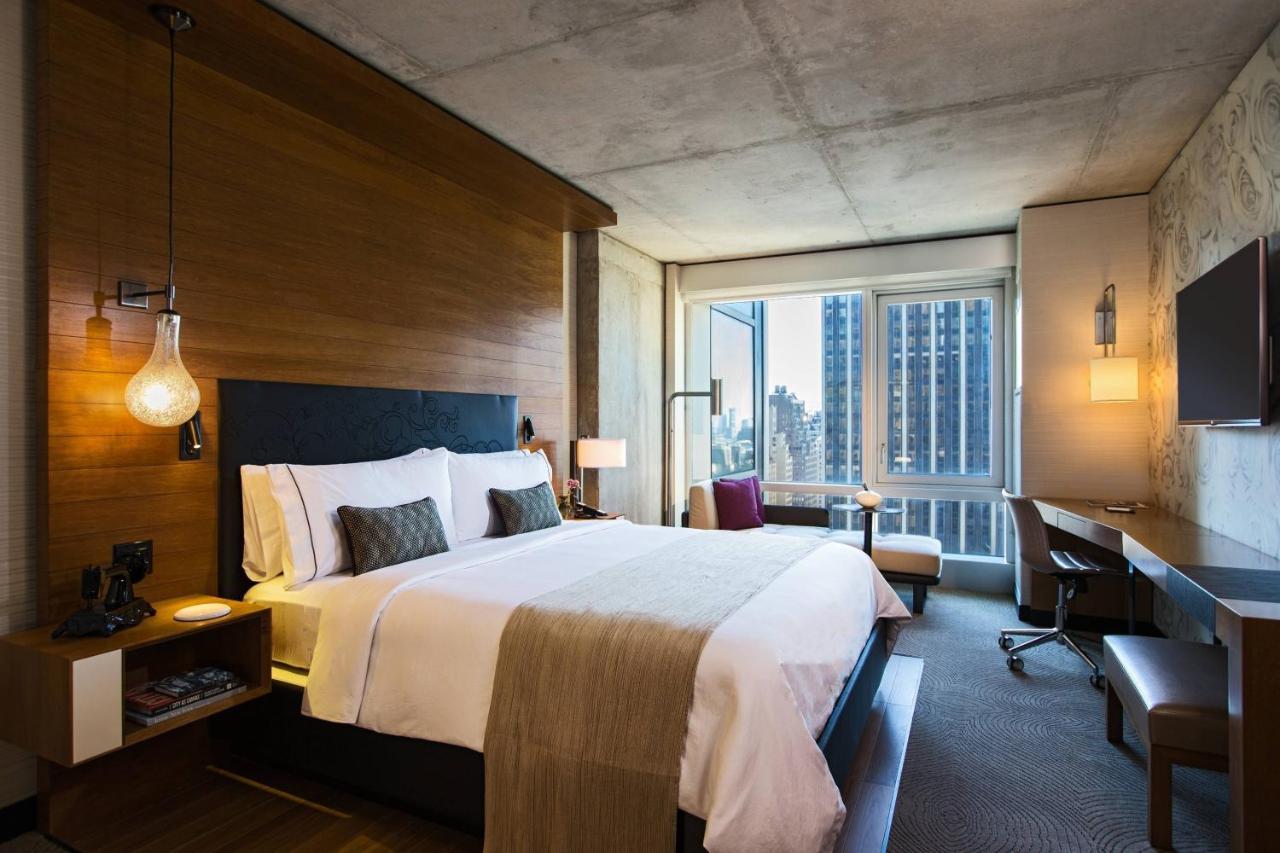 King Room with City View and Adapted Tub - Mobility Accessible