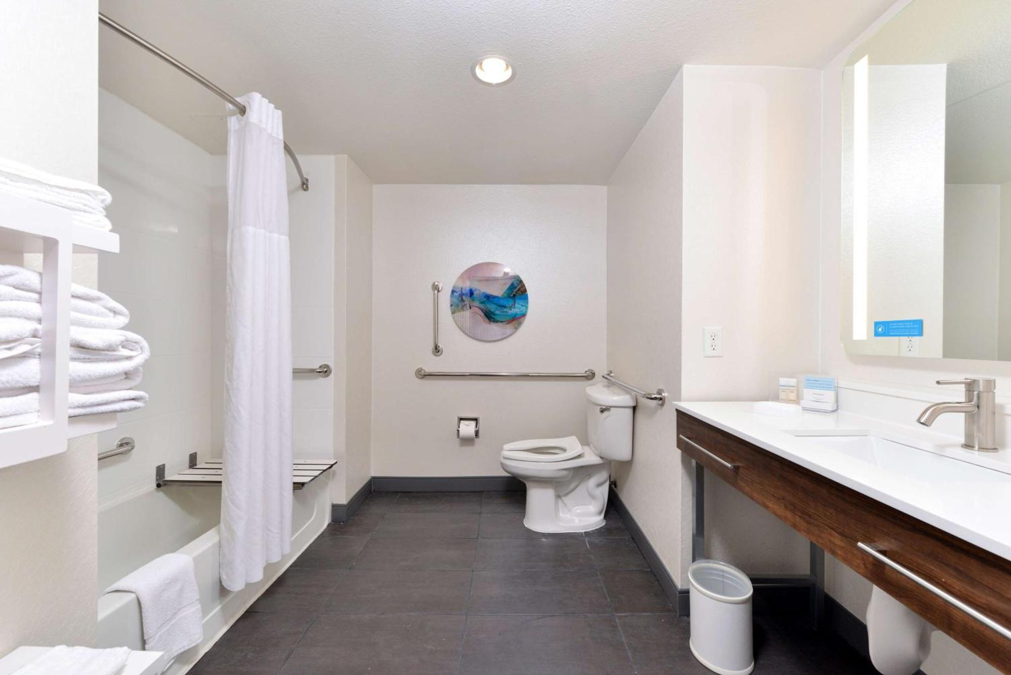 King Room Accessible Tub Mobility Hearing Access or Non-Smoking,1434375286:JPEG