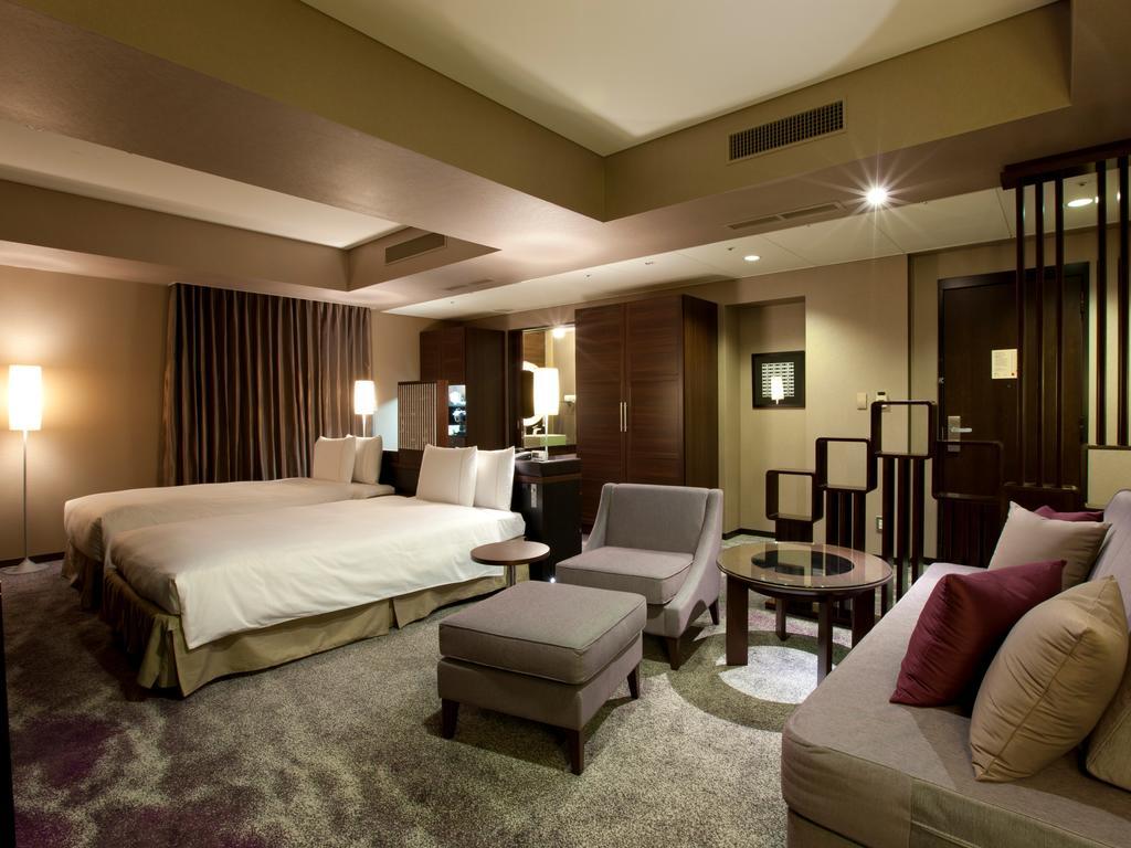 Junior Suite Twin Room + 2 Extra beds (4 person)