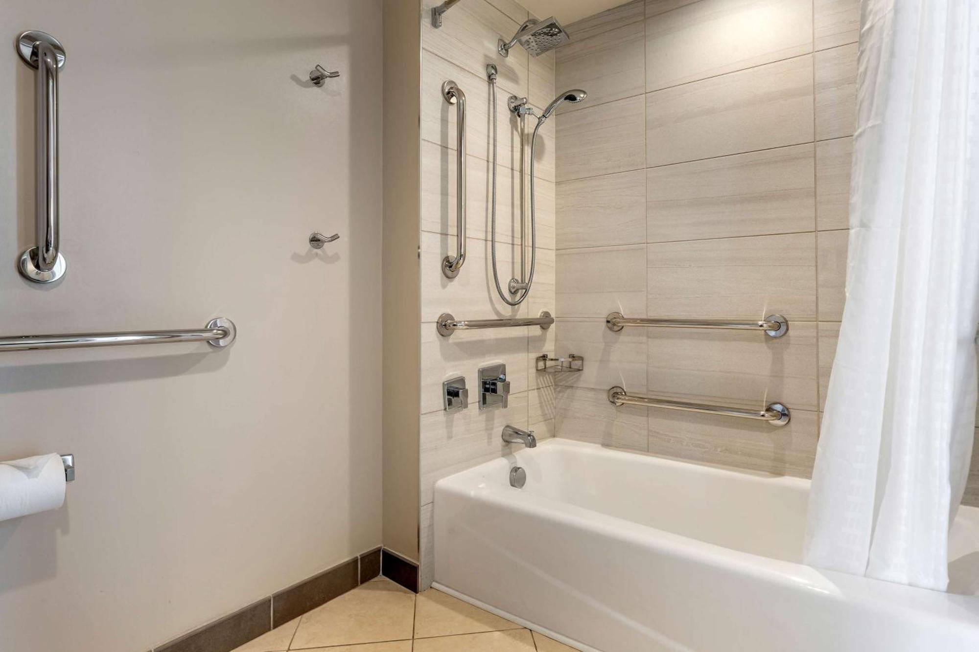One-Bedroom with Access Hearing/Tub Ocean View