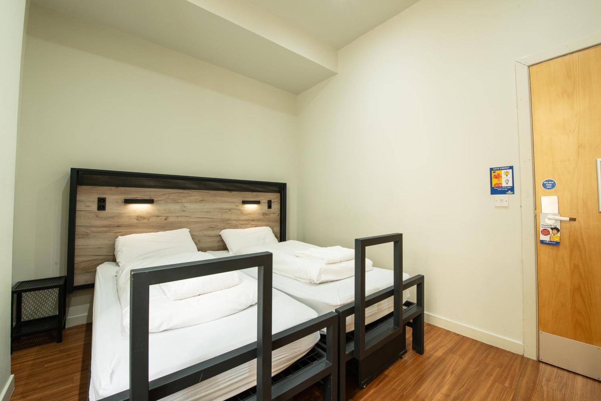 Kamer met twee aparte bedden voor eenpersoonsgebruik