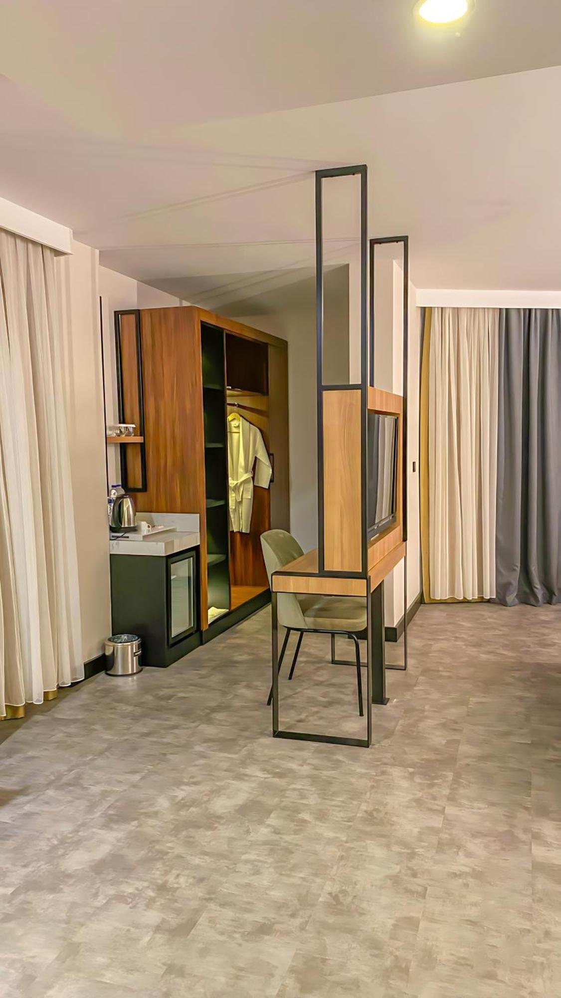 Deluxe Suite with King Bed, Single Bed and Sofa Bed - Non-Smoking