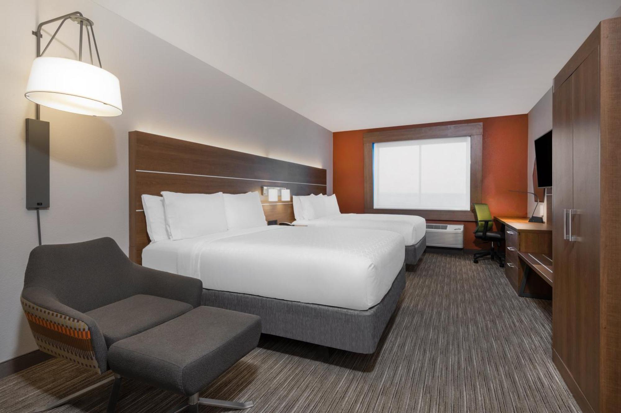 Standard Queen Room with Two Queen Beds and Roll-In Shower - Mobility Access