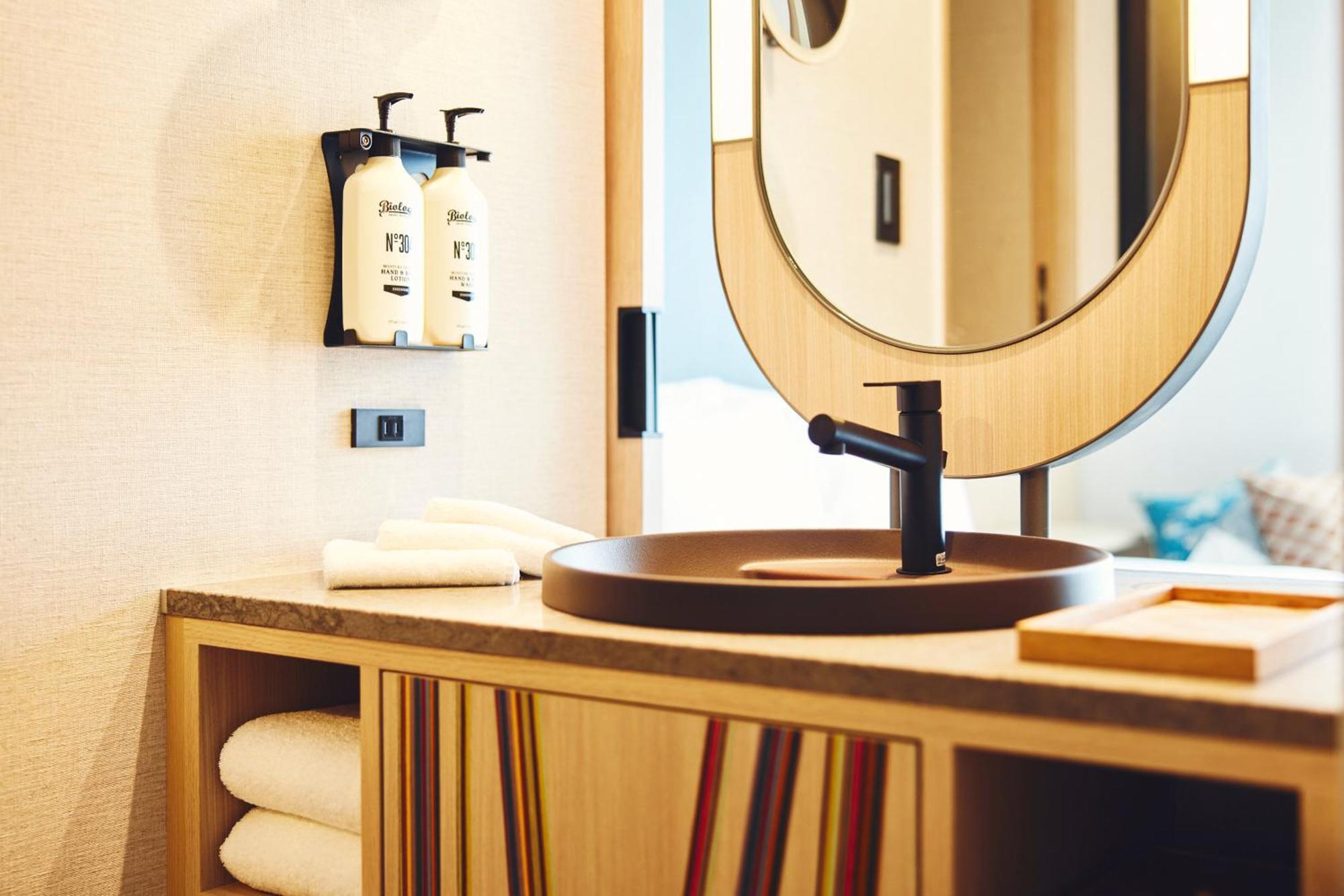 Premium King Room with Separate Bath and Scramble View - High Floor