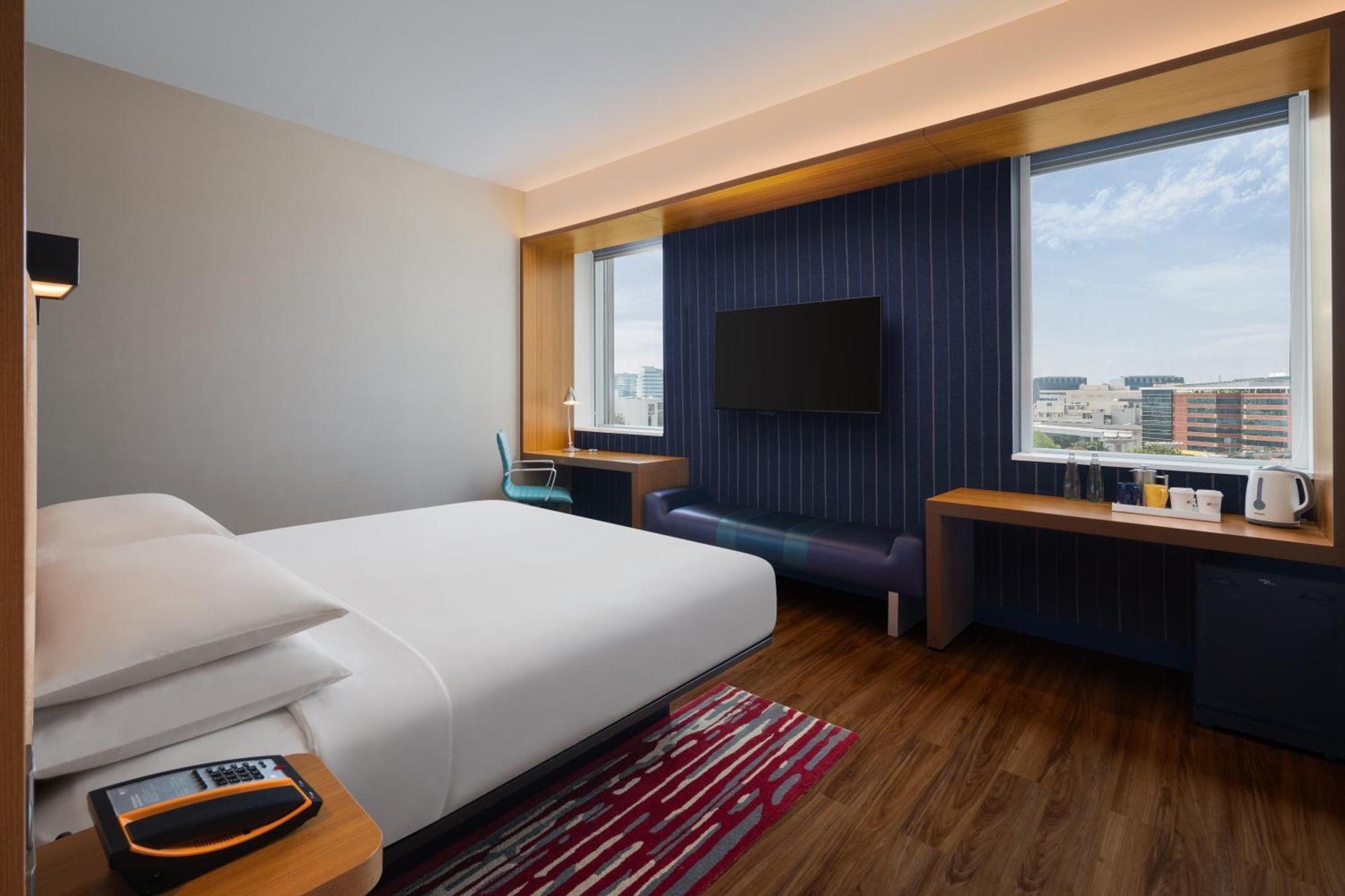 Guest Room, 1 King, City View,1524093841:JPEG