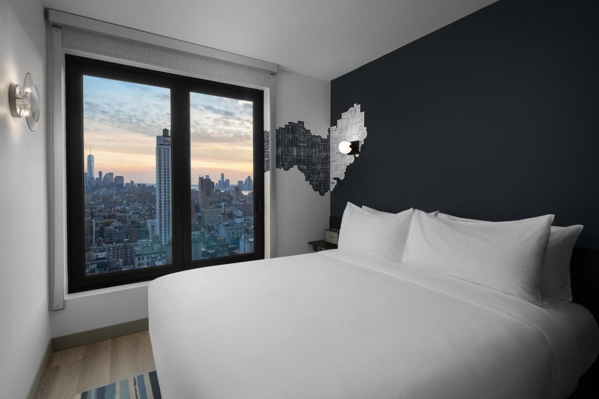 Urban King Room with City View and Adapted Tub - Mobility and Hearing Accessible
