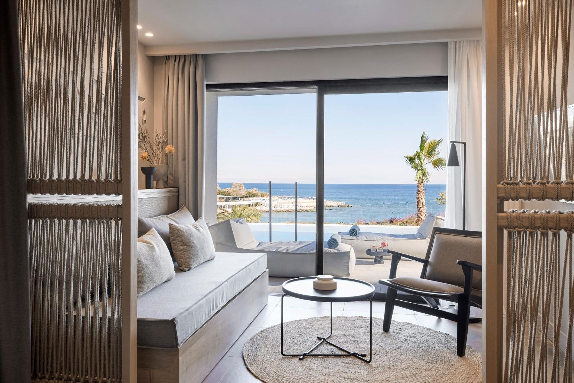 Helea Suite Swim Up Pool