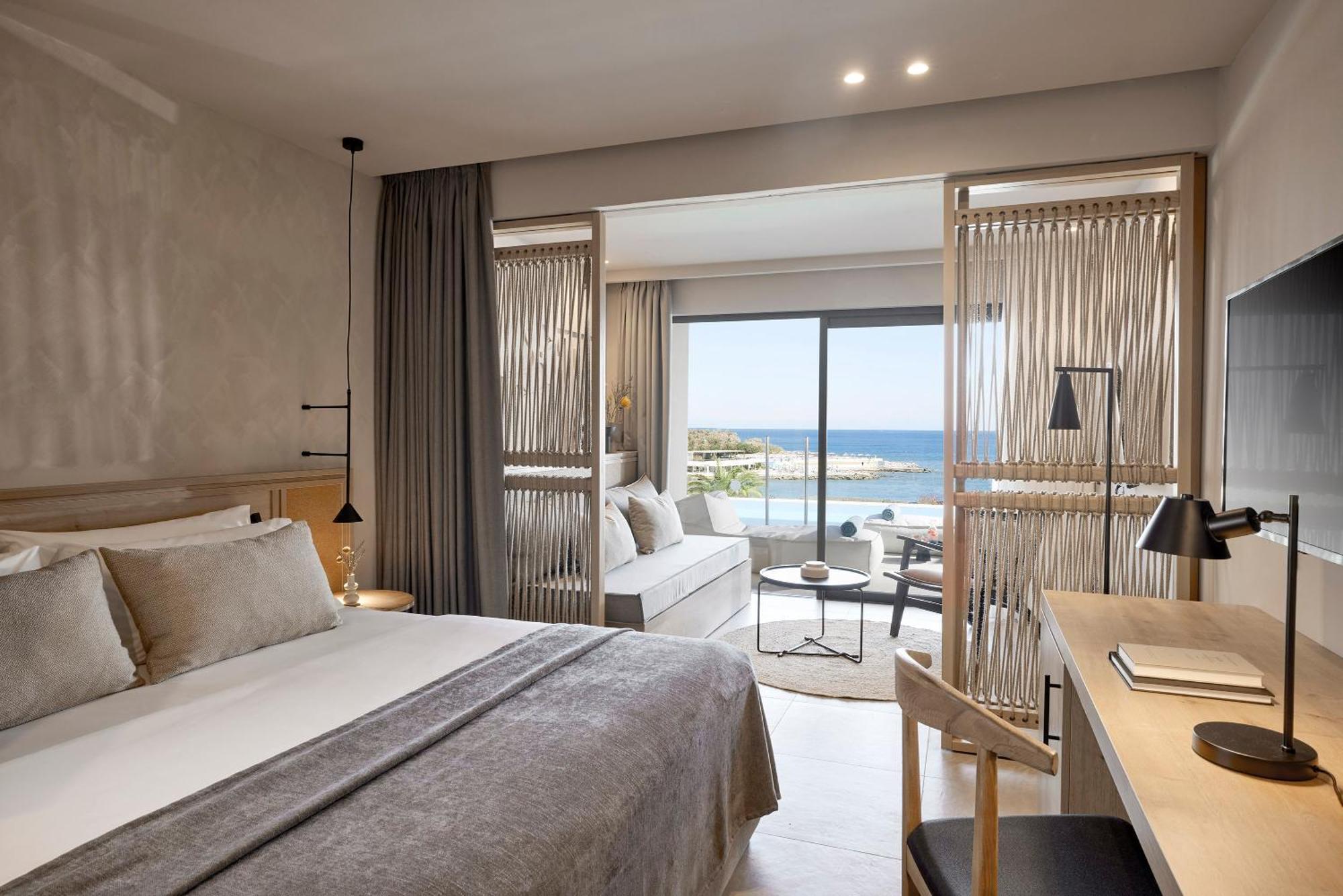 Helea Suite Swim Up Pool