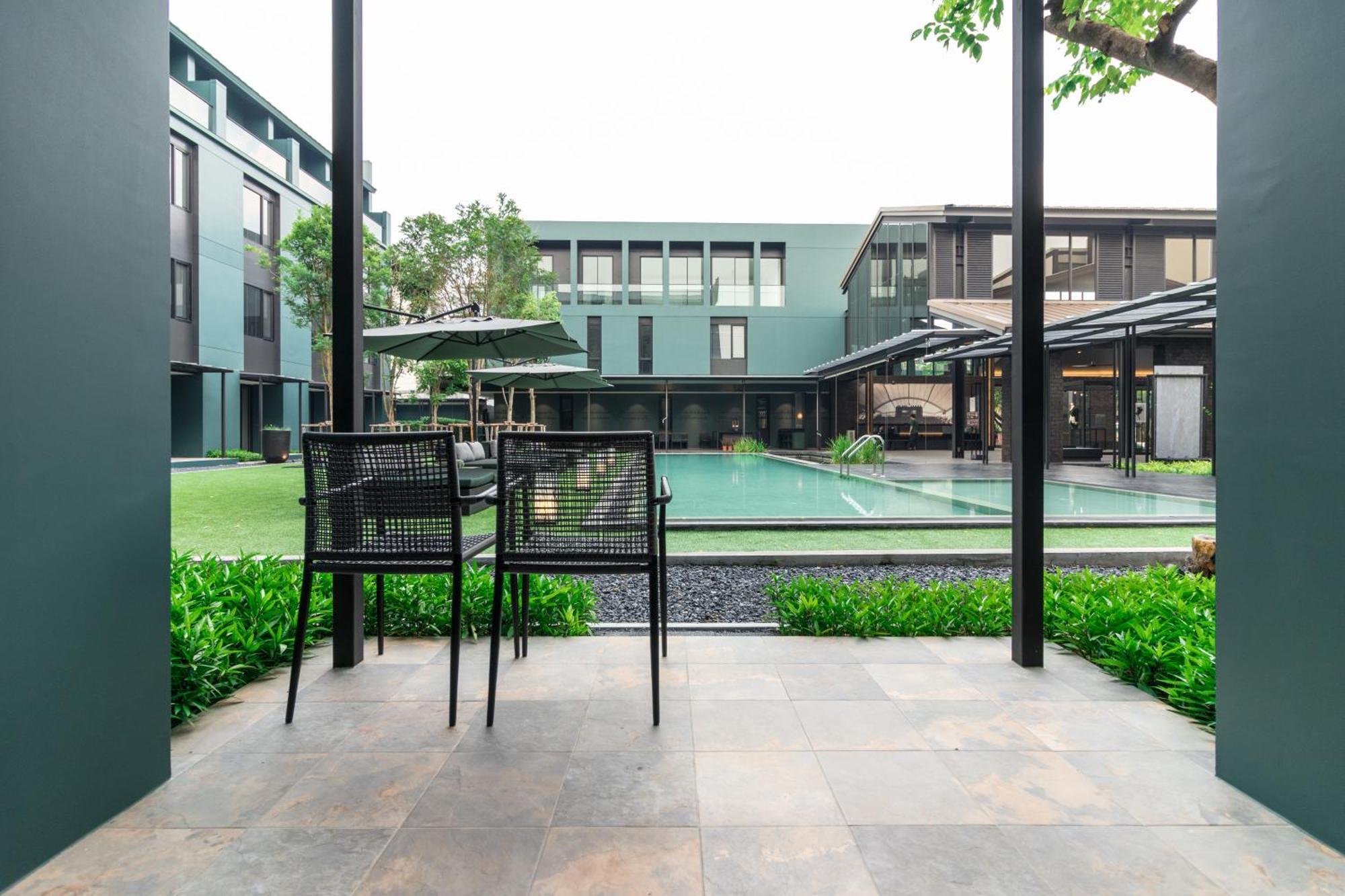 Lakorn Poolside