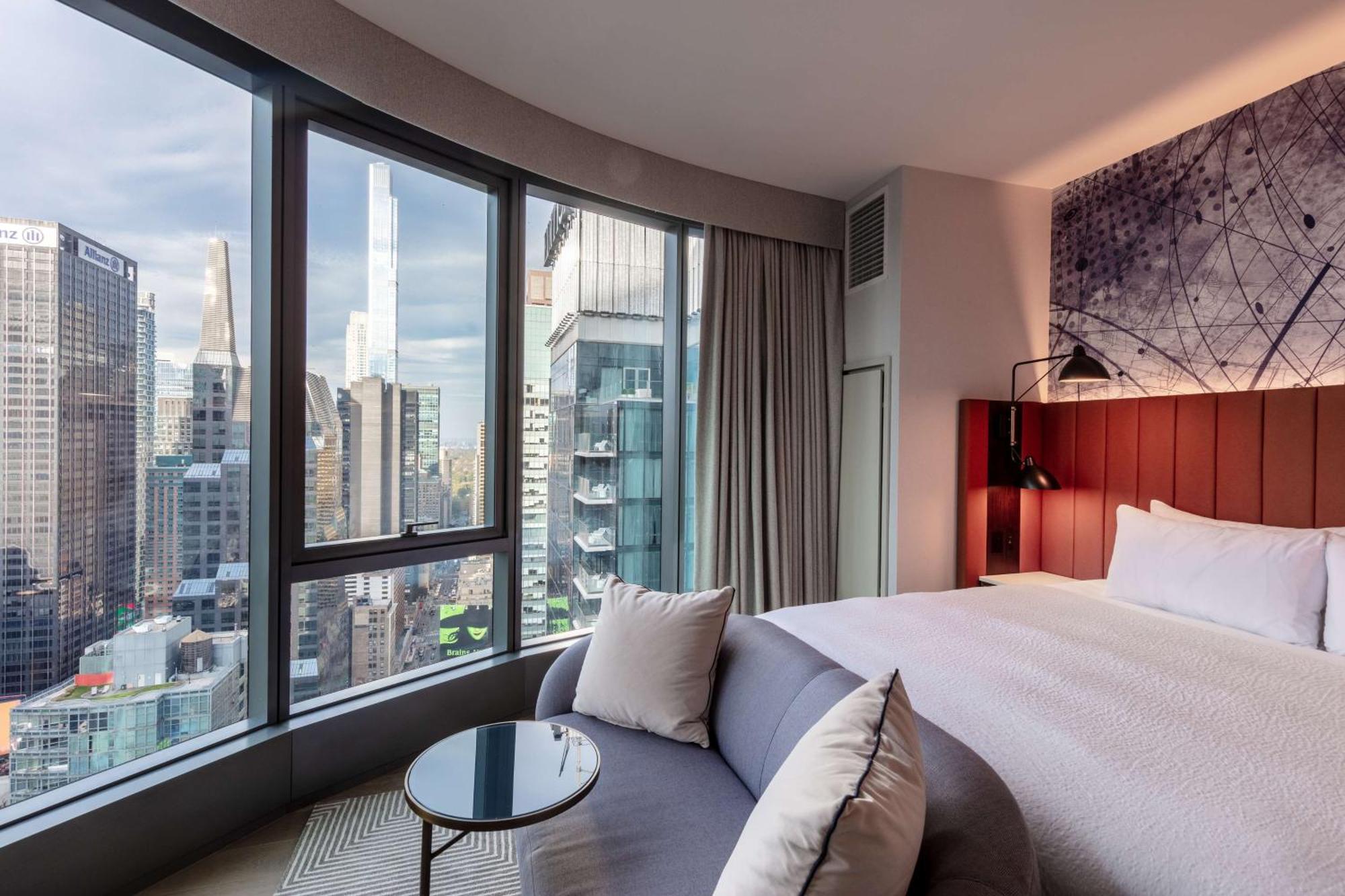 Panoramic Corner King Suite Square View