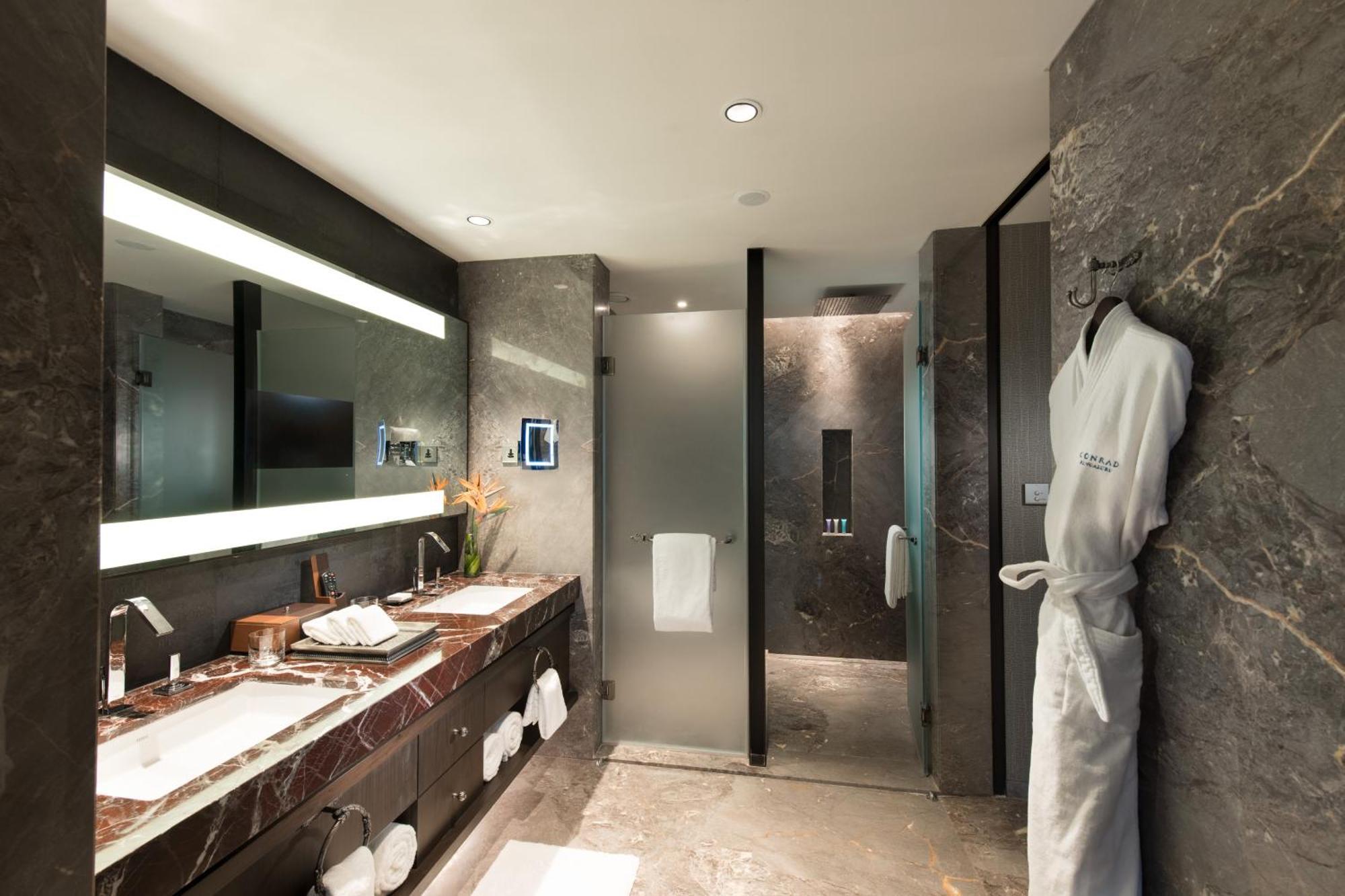 Premium Queen Room with Lake View and Bath Tub - High Floor
