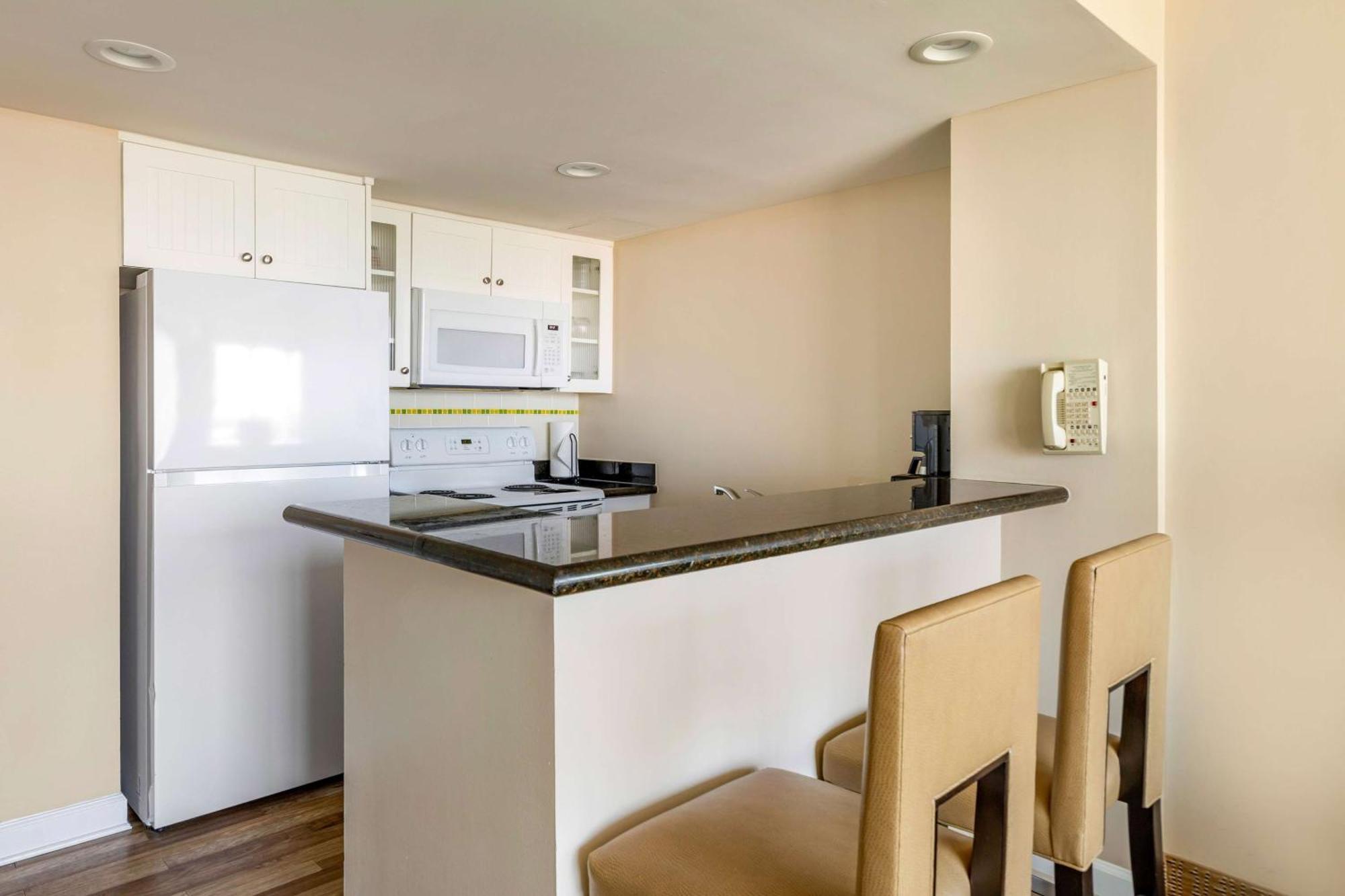 One-Bedroom Ocean View Queen Suite with Sofabed
