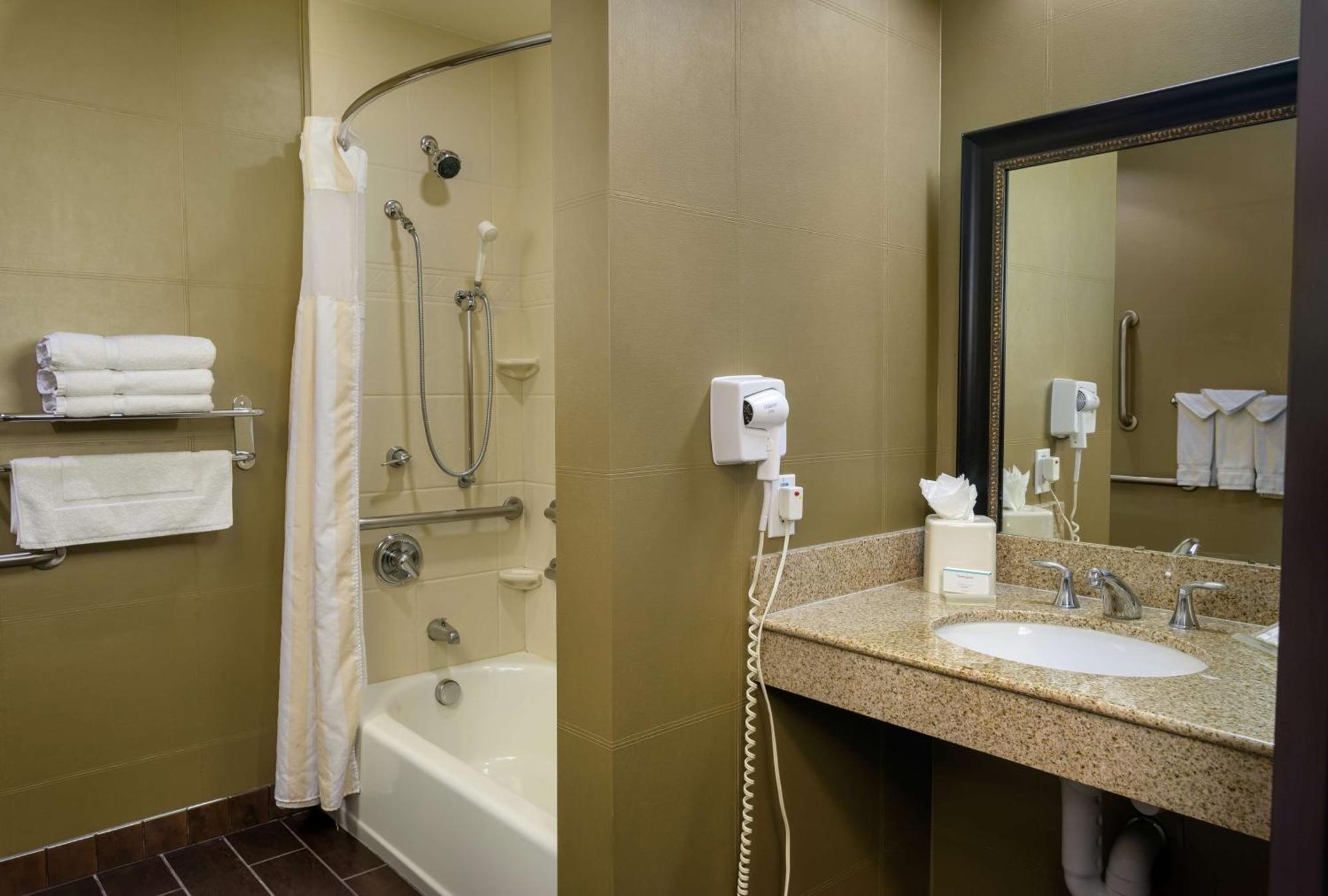 King Room with Bath Tub - Mobility Access