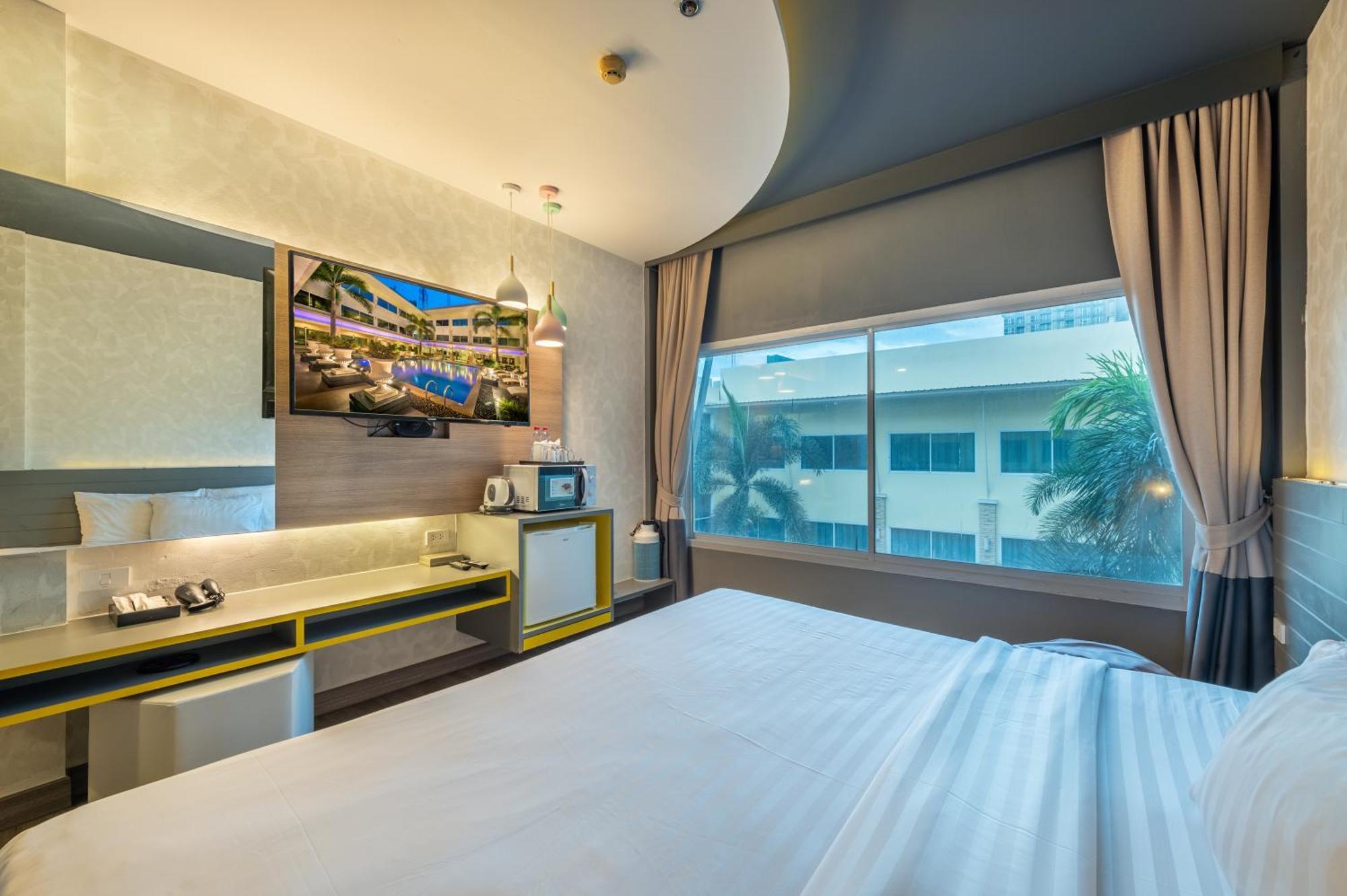 Deluxe Pool View upper floor