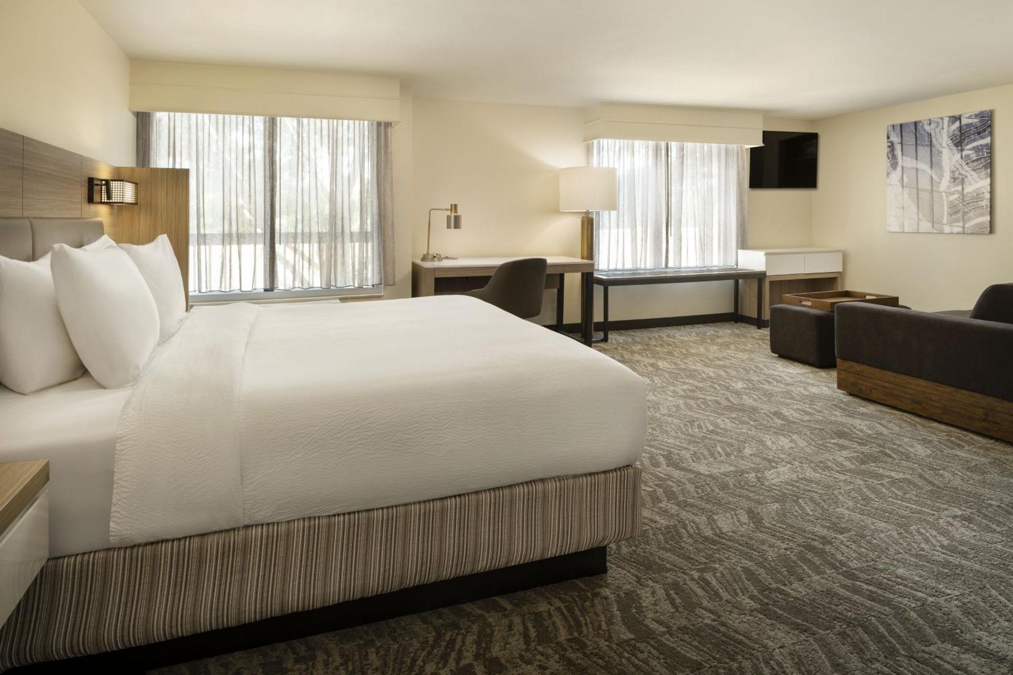 One-Bedroom Executive King Suite Trundle Bed,1532887717:JPEG