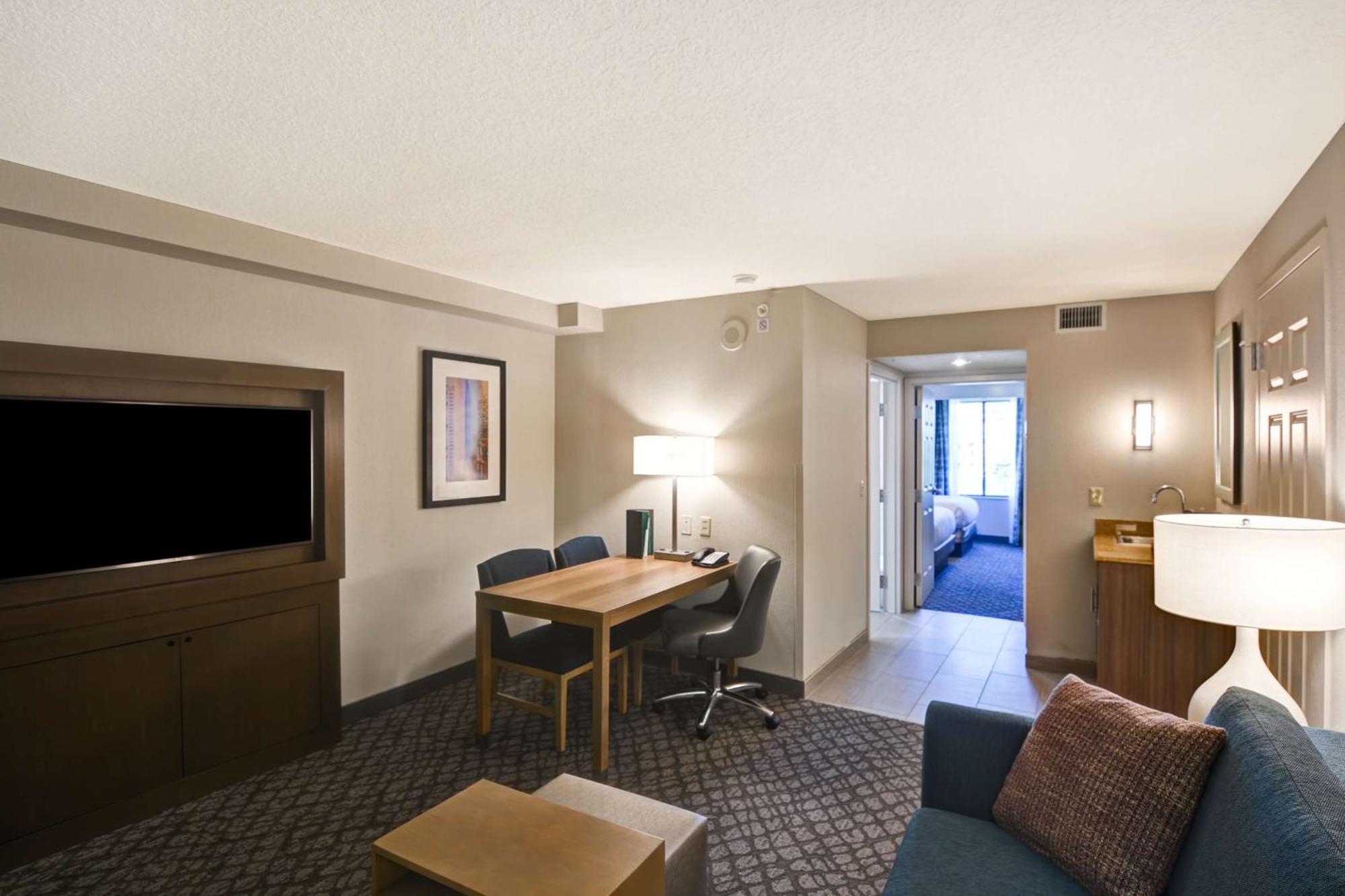 Deluxe Double Suite - Non-Smoking