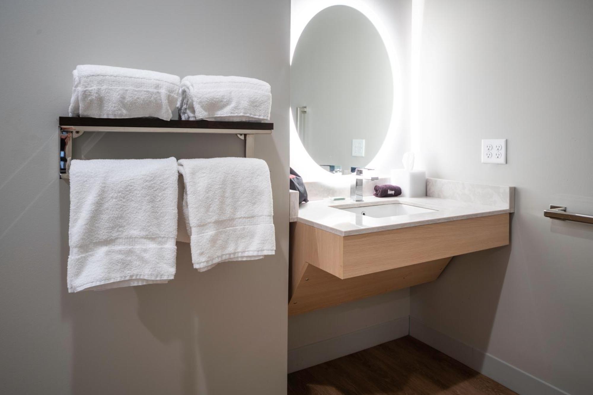 King Studio with Adapted Tub - Mobility Accessible
