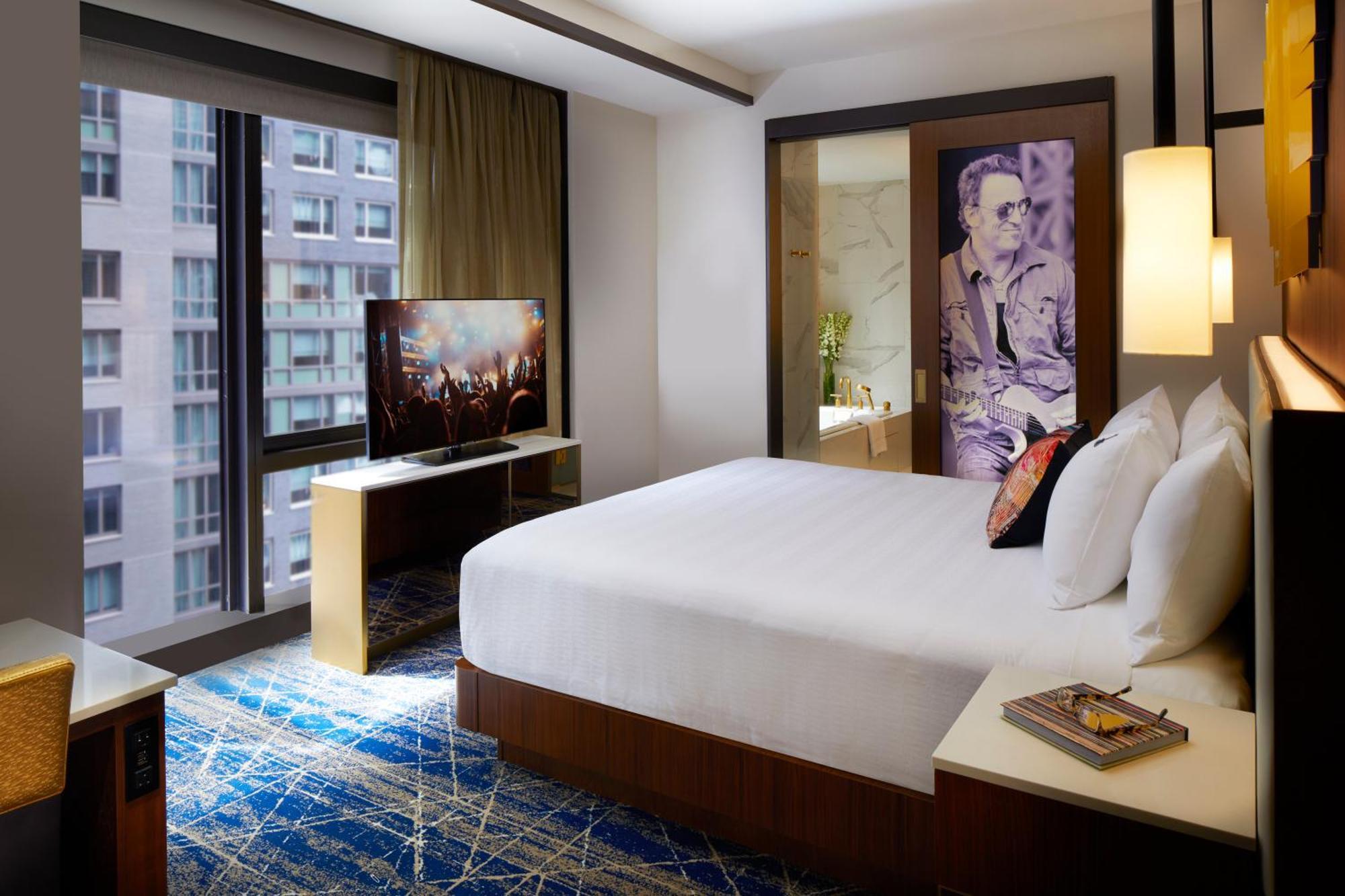 Deluxe Room 1 King Bed