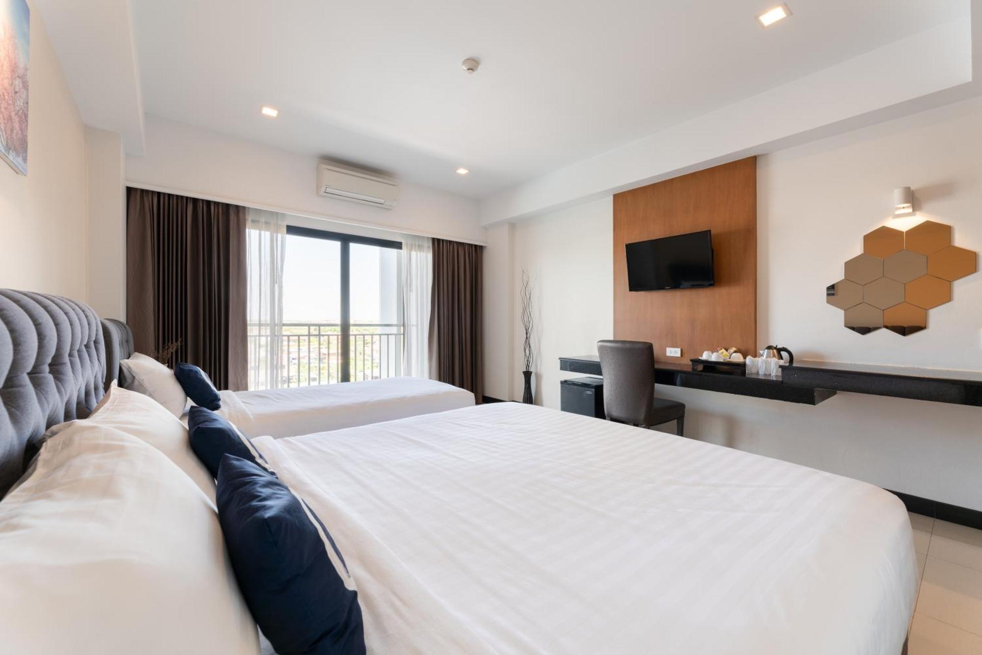 Deluxe Triple Room with Balcony - Free Airport Shuttle
