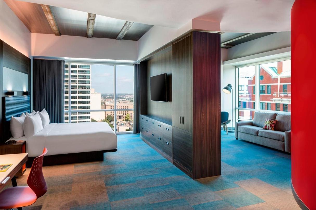 Ultra Savvy, Suite, 1 King, Sofa bed, Corner room