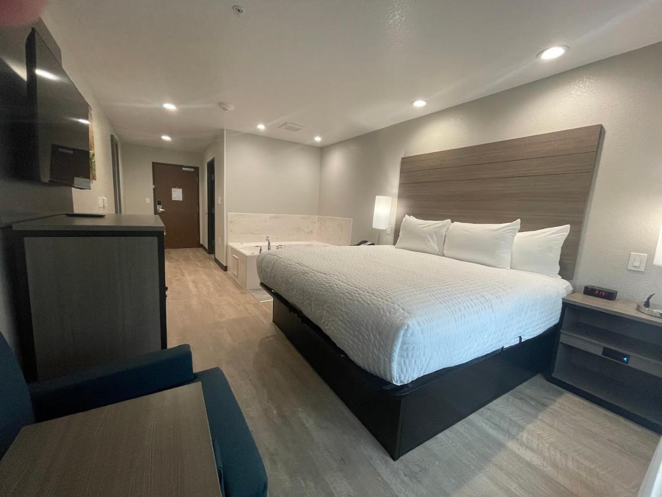 King Room with Jacuzzi - Non Smoking/Interior Hall