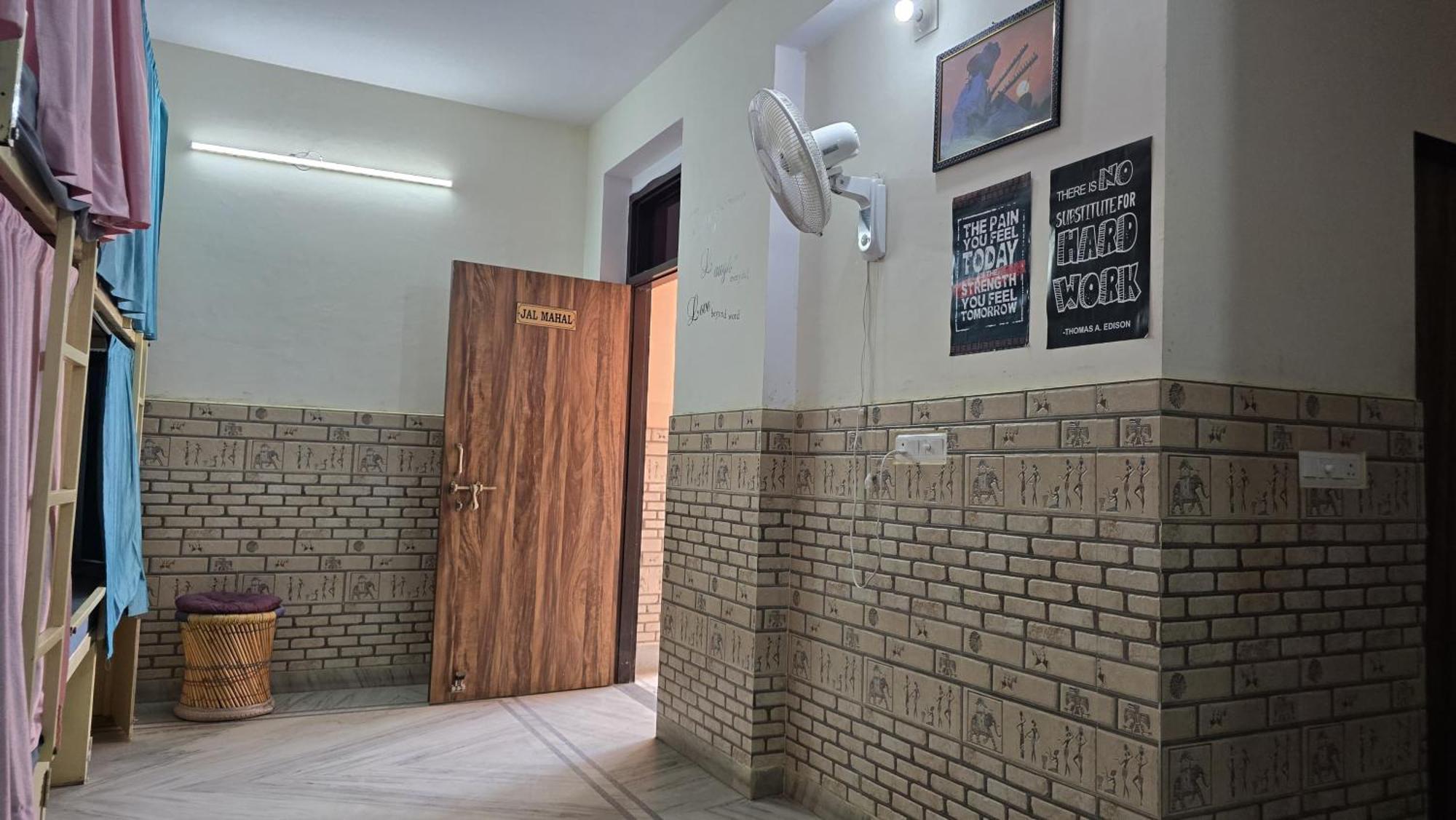 Single Bed in Mixed Dormitory Room