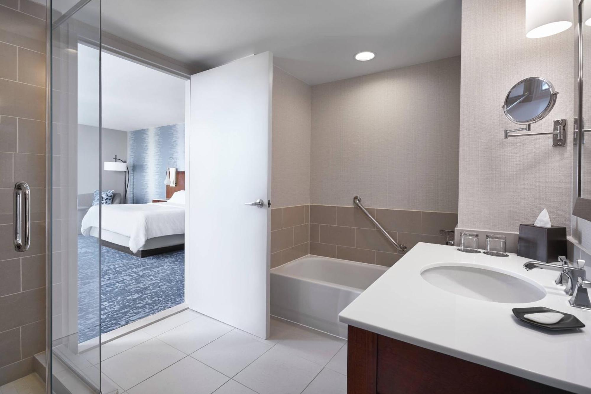 Larger Guest room, 1 King, Corner room