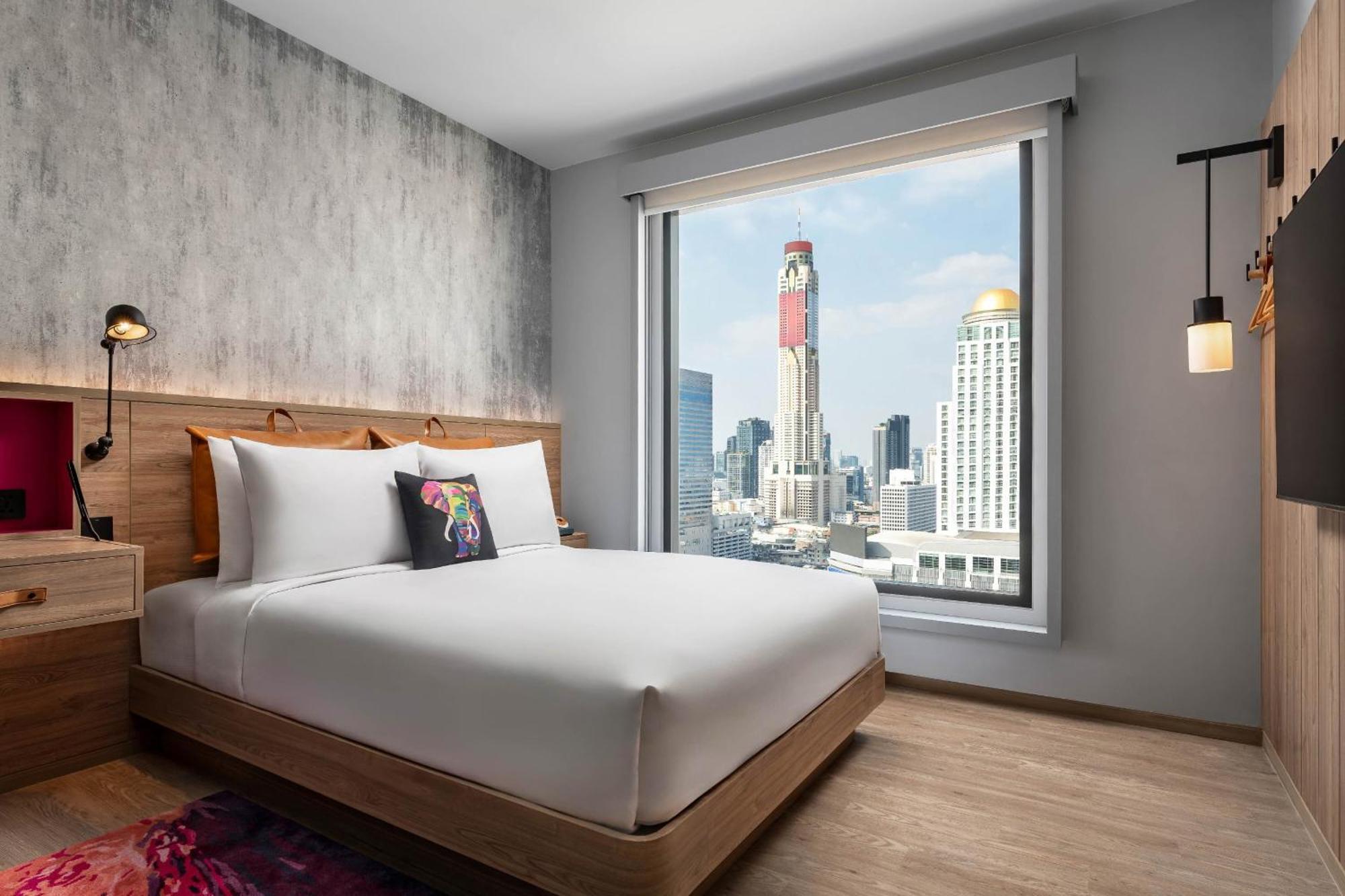 Moxy Skyline Queen Room with Skyline View