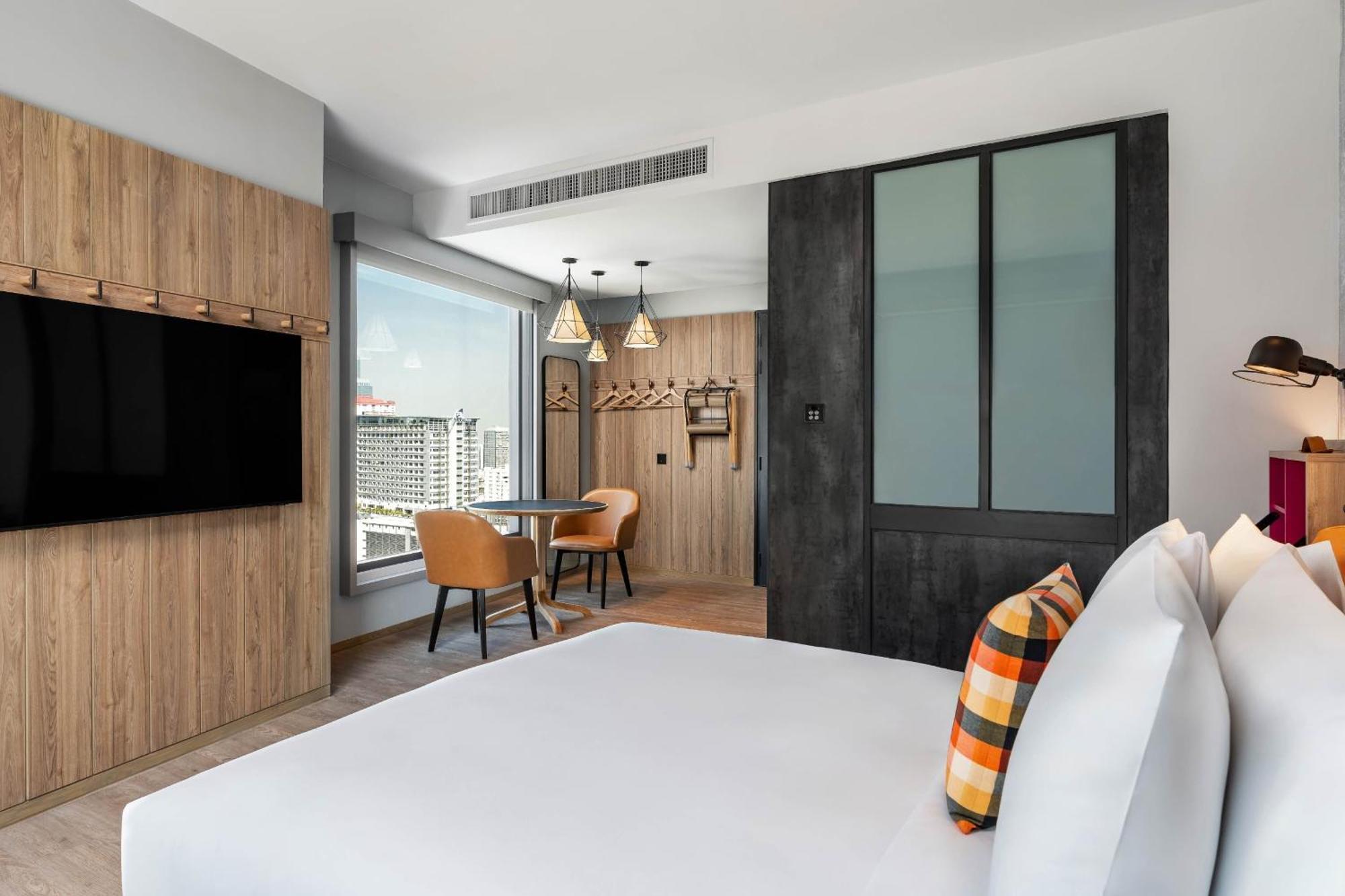 Corner Queen Room with City View