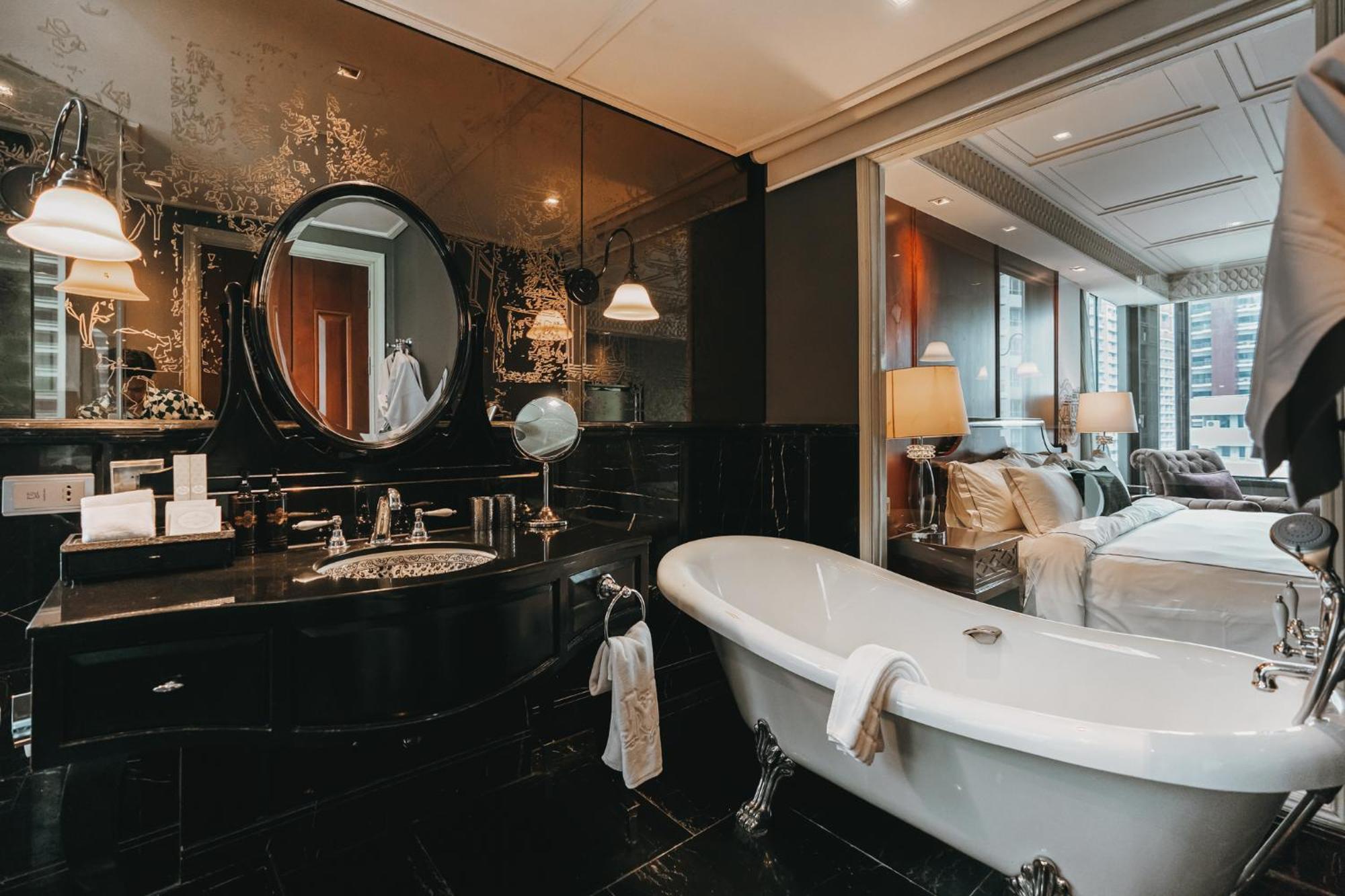 Jatu Deluxe King Room with City View