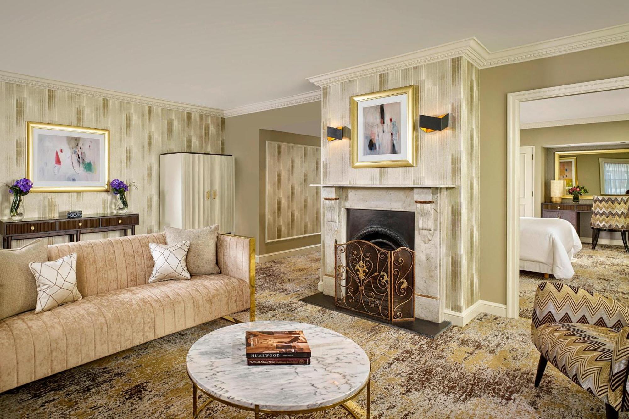 Deluxe King Suite City View
