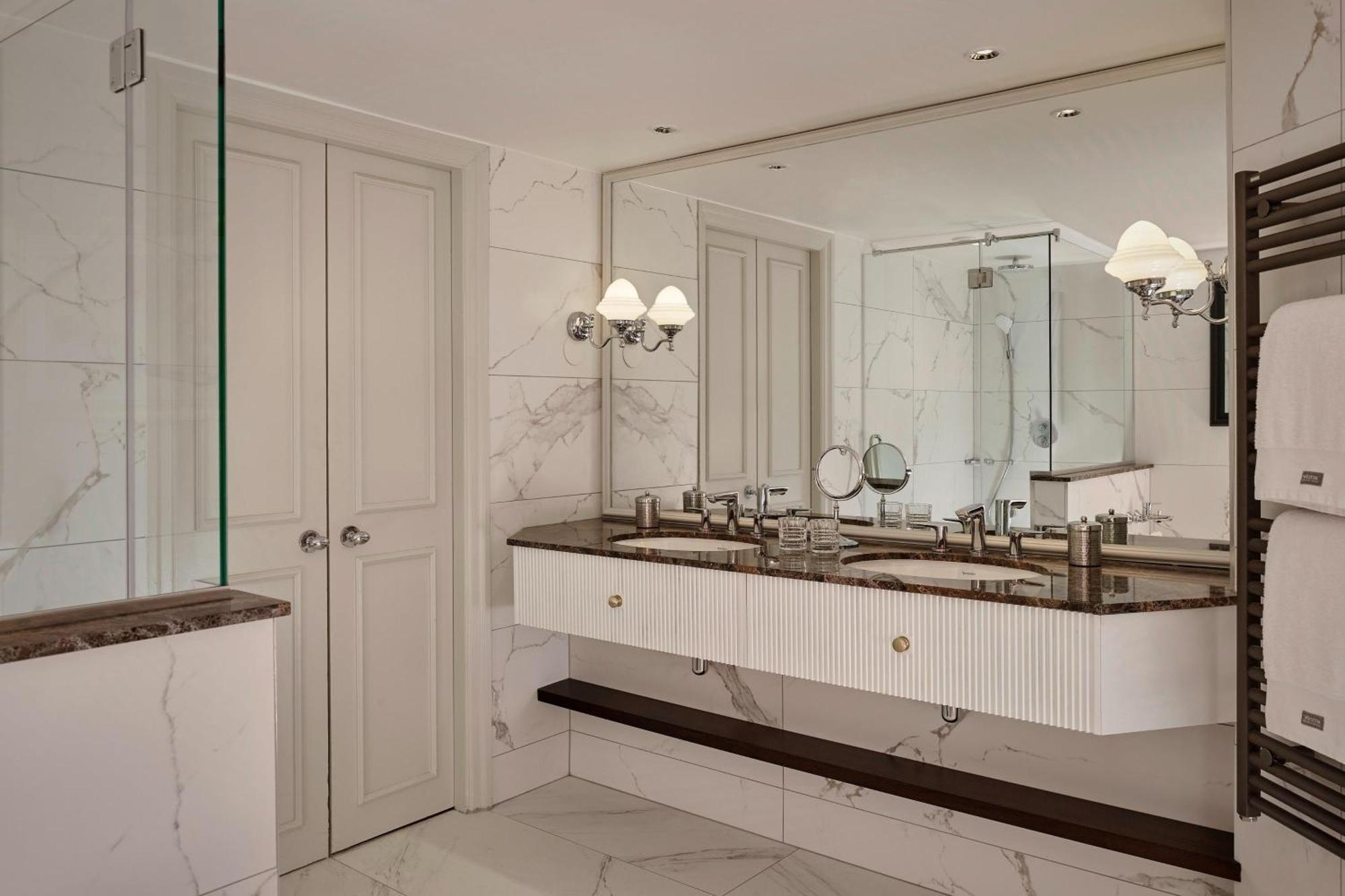 Deluxe King Suite City View