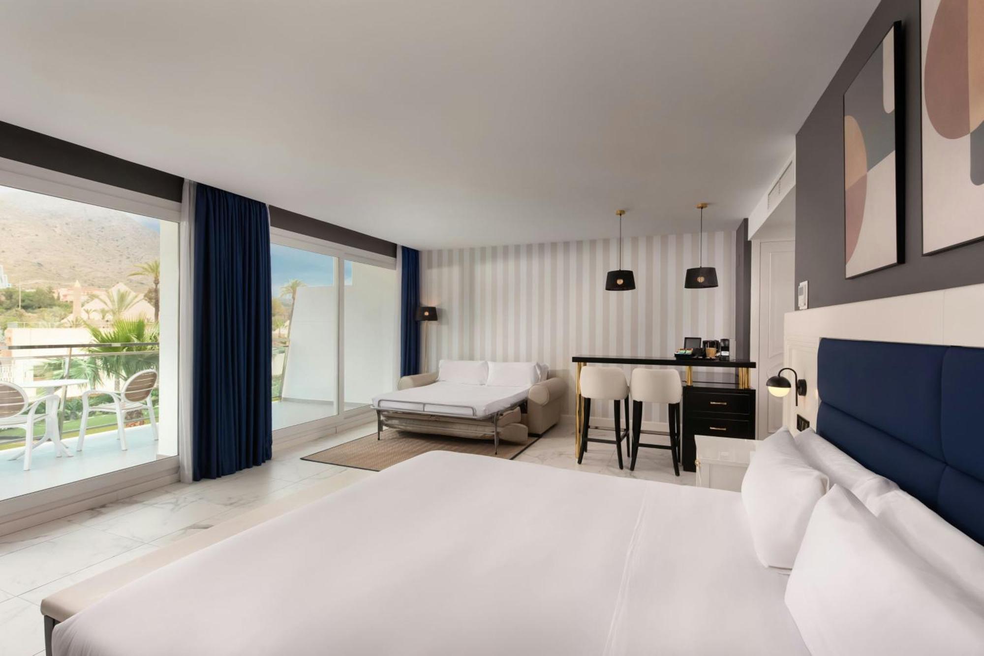 Superior King Room with Sofa Bed and Mountain View