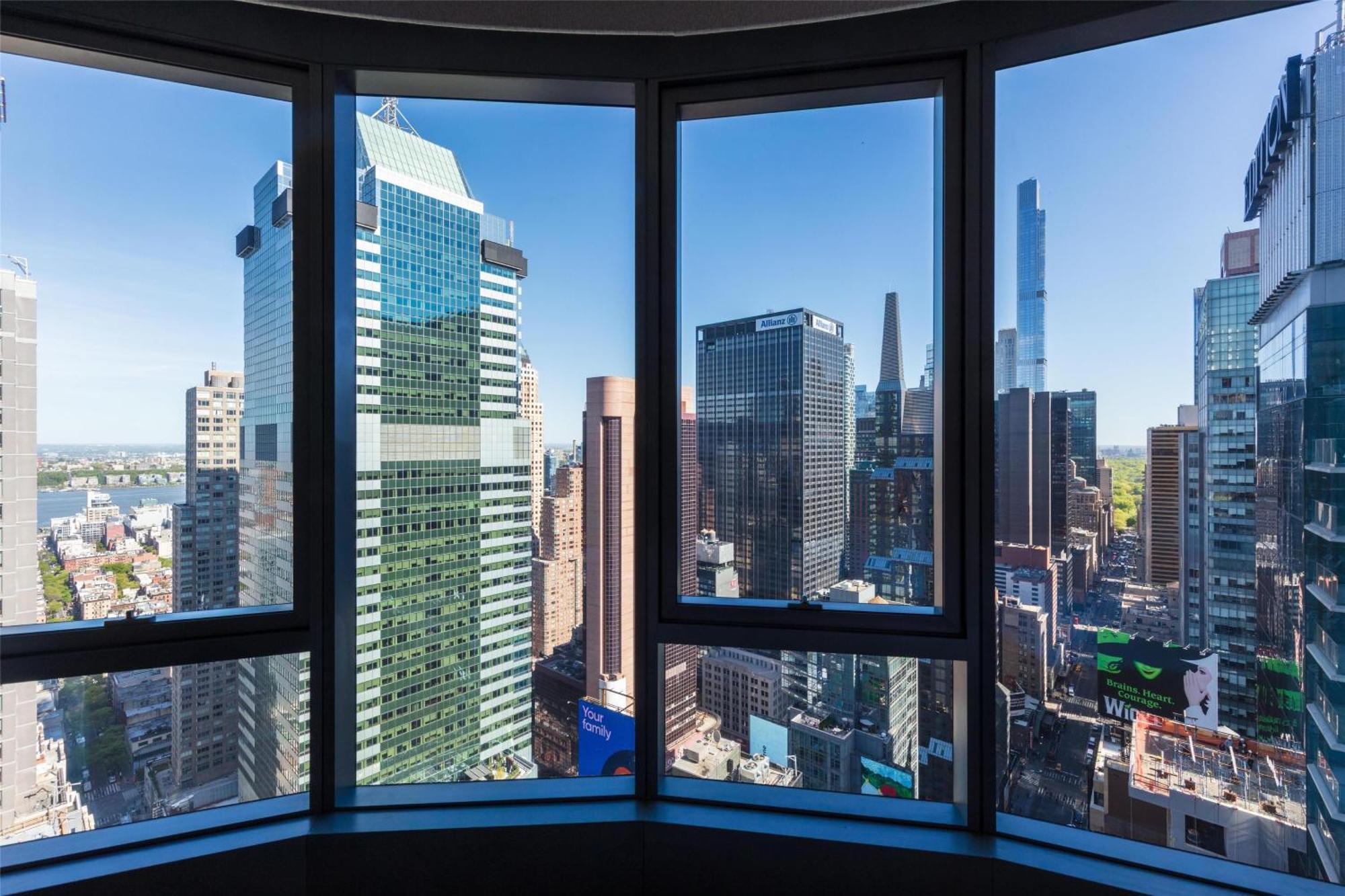 Panoramic Corner King Suite Square View