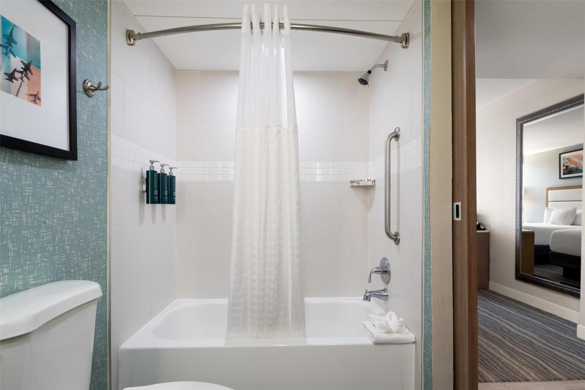 King Room Accessible Tub - Mobility Access/Non-Smoking