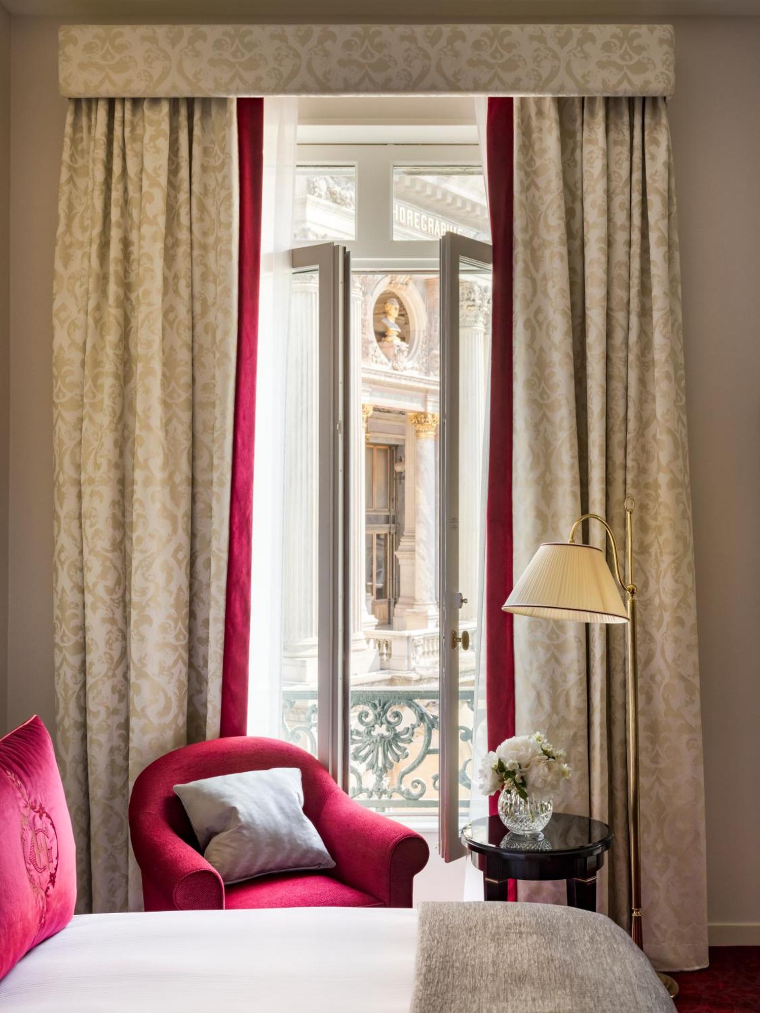 Classic Twin Room with Balcony and Opera View